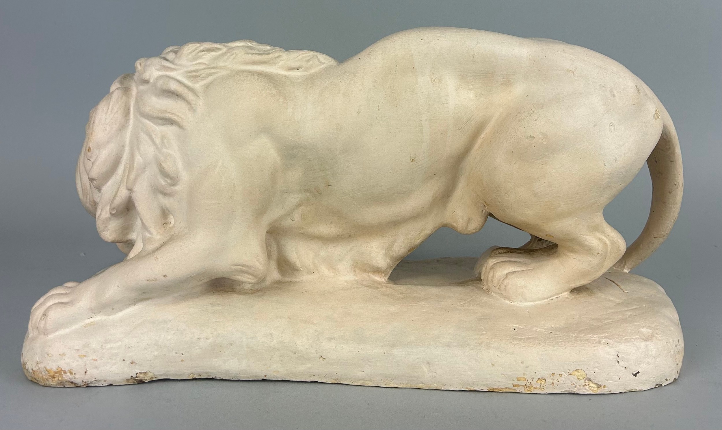 A LARGE CLASSICAL STYLE PLASTER LION, 42cm x 21cm - Image 2 of 2