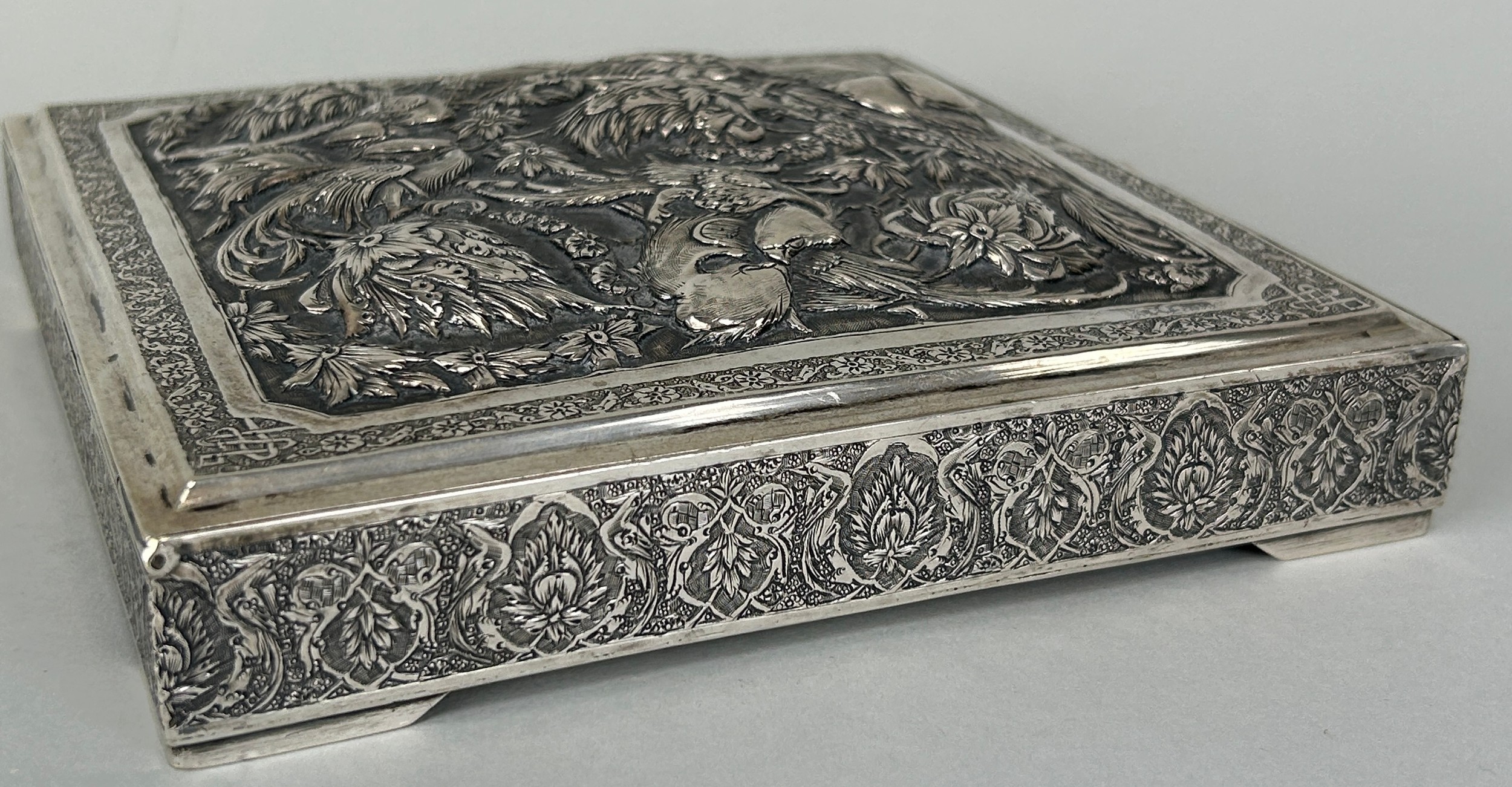 AN ANTIQUE PERSIAN SILVER BOX HAND CHASED REPOUSSE WITH FLOWERS AND BIRDS OF PARADISE, Hallmarked - Image 4 of 5