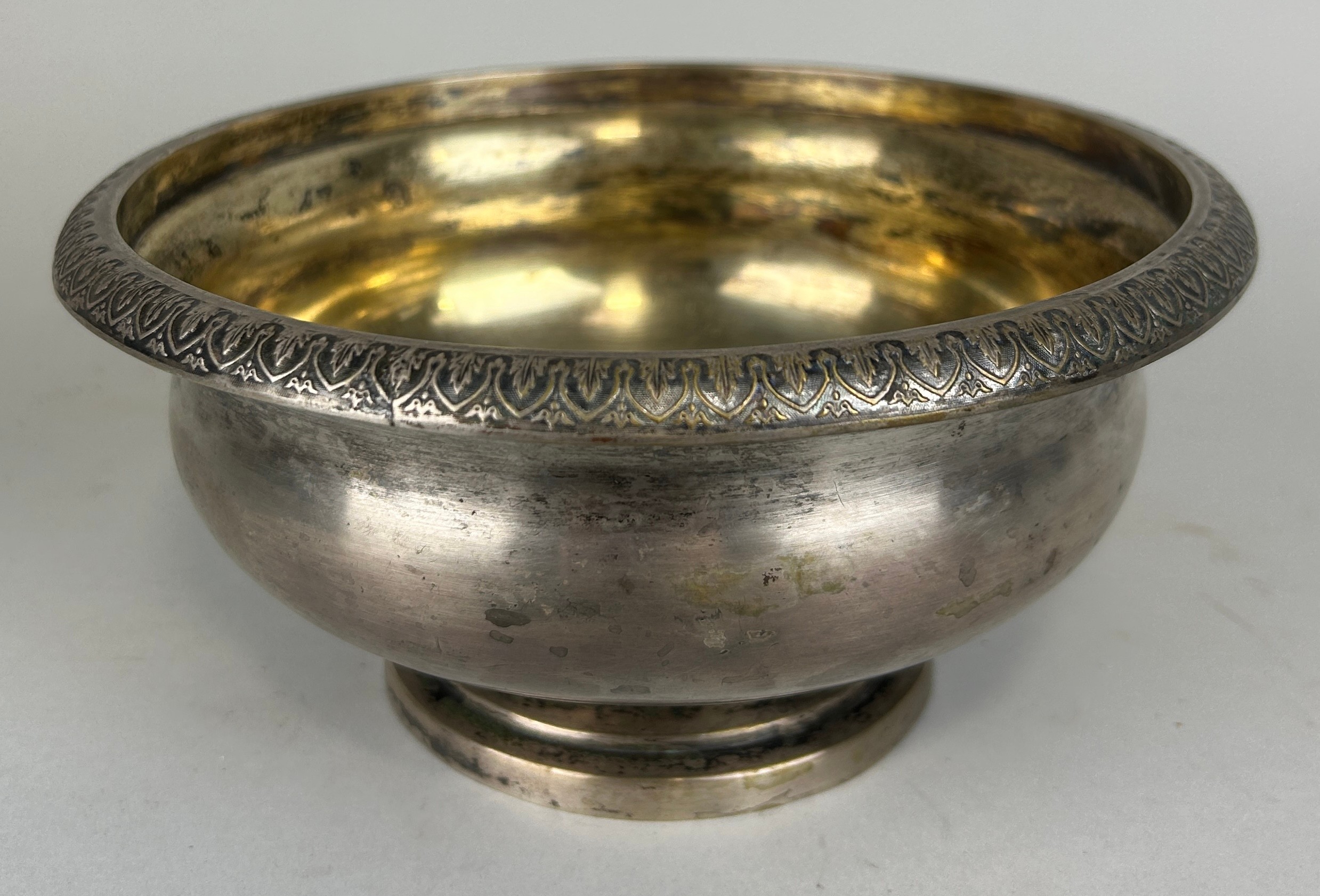 A FOREIGN SILVER BOWL WITH GILT INTERIOR, Weight 637gms 20cm x 9cm