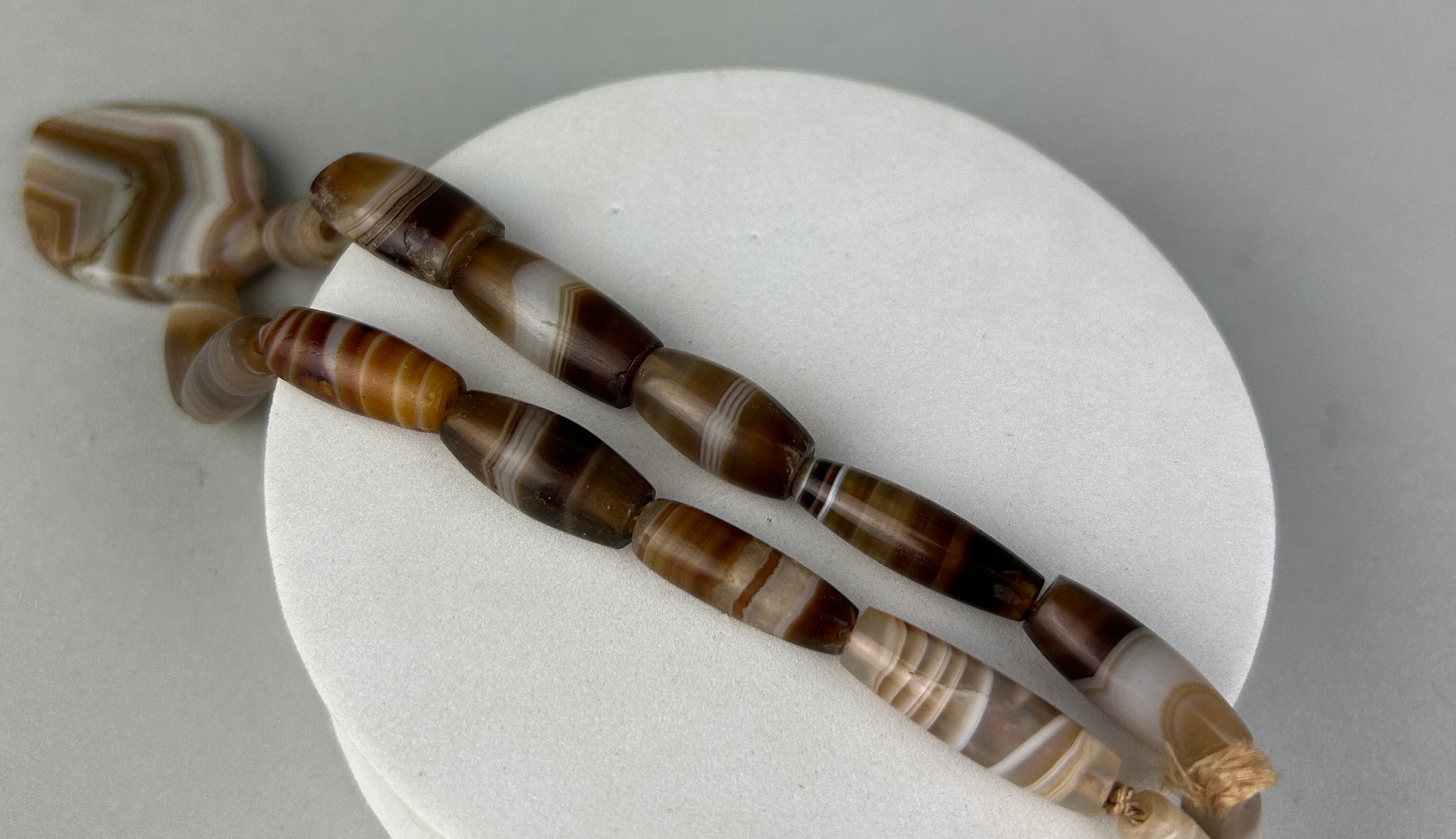 A WESTERN ASIATIC BANDED AGATE BEAD NECKLACE CIRCA 3RD MILLENIUM B.C. / 2ND CENTURY A.D. ALONG - Image 9 of 14