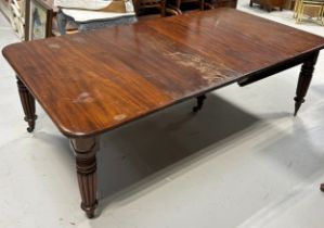 A LARGE WILLIAM IV DINING TABLE WITH TWO LEAFS RAISED ON TURNED LEGS AND CASTORS, 225cm x 120cm x