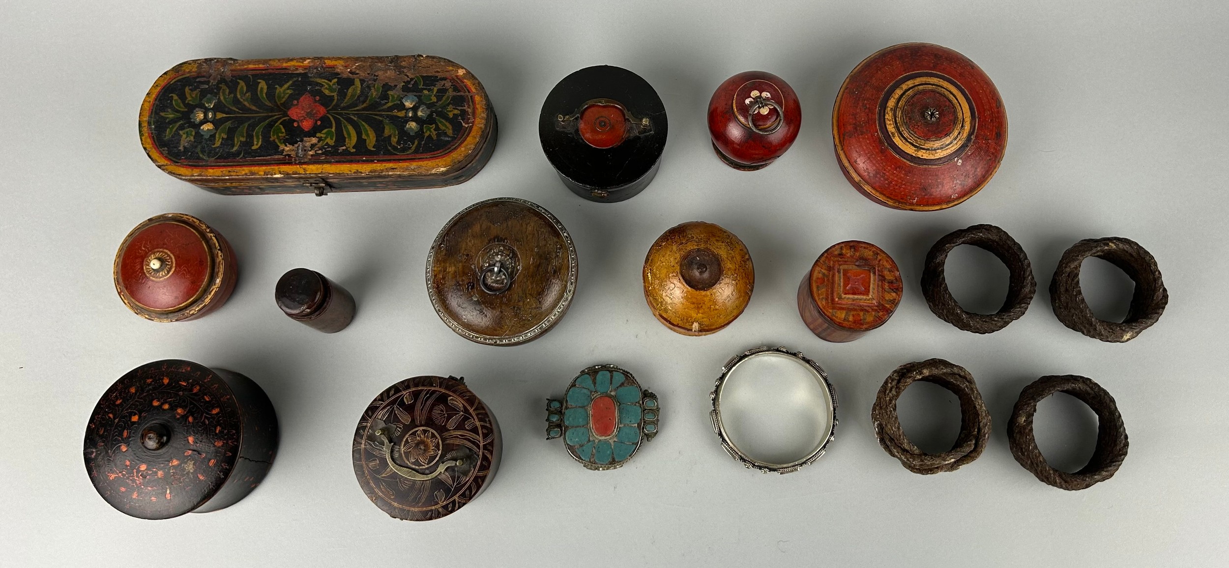 A COLLECTION OF INDIAN BOXES AND BANGLES (17)