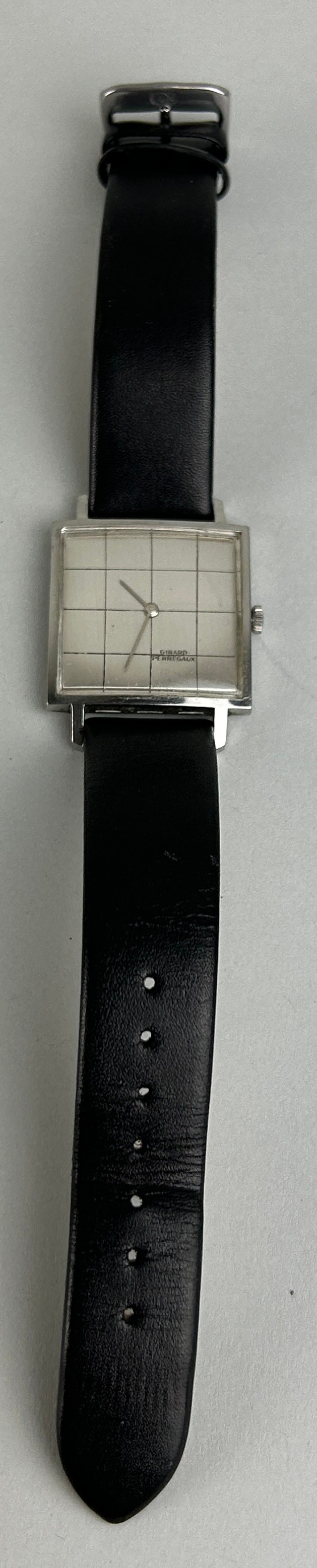 GIRARD PERREGAUX: A STAINLESS STEEL WATCH WITH UNRELATED STRAP,