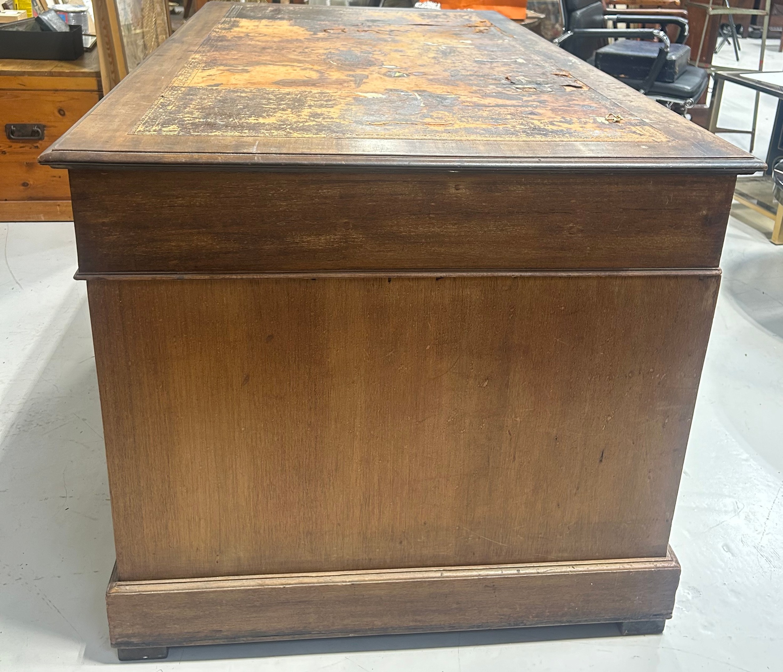 A VICTORIAN TWIN PEDESTAL DESK WITH TOOLED LEATHER TOP, 150cm x 83cm x 75cm - Image 5 of 5