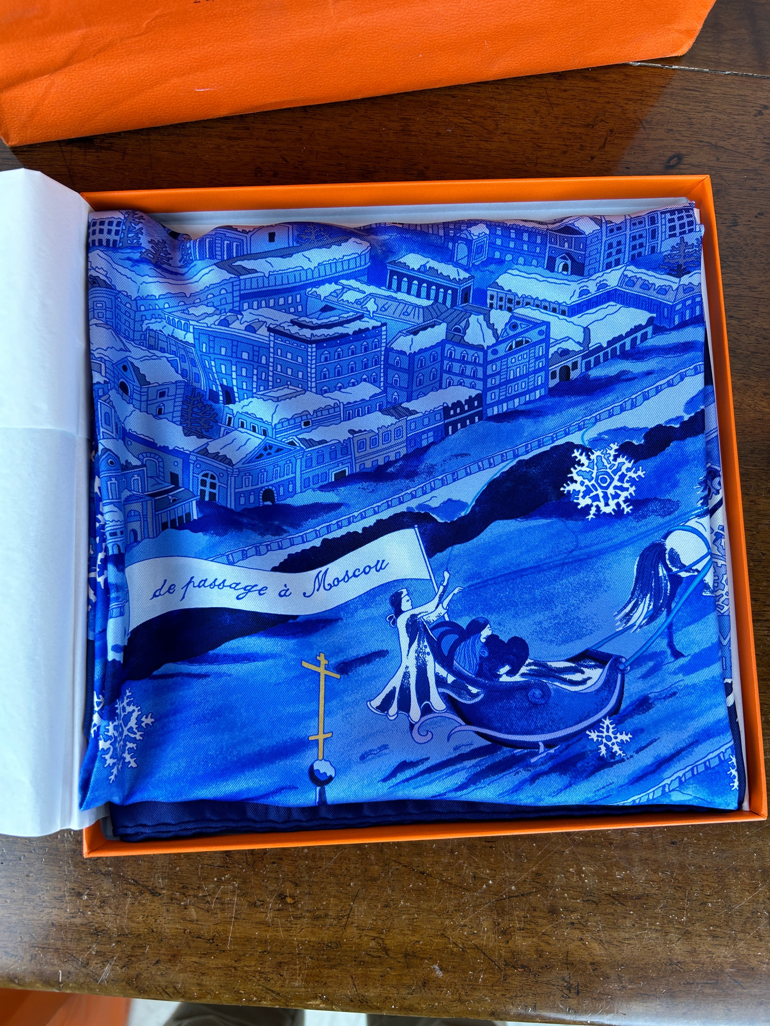 AN HERMES SILK SCARF 'DE PASSAGE A MOSCOU' IN ORIGINAL BOX AND BAG, - Image 2 of 4