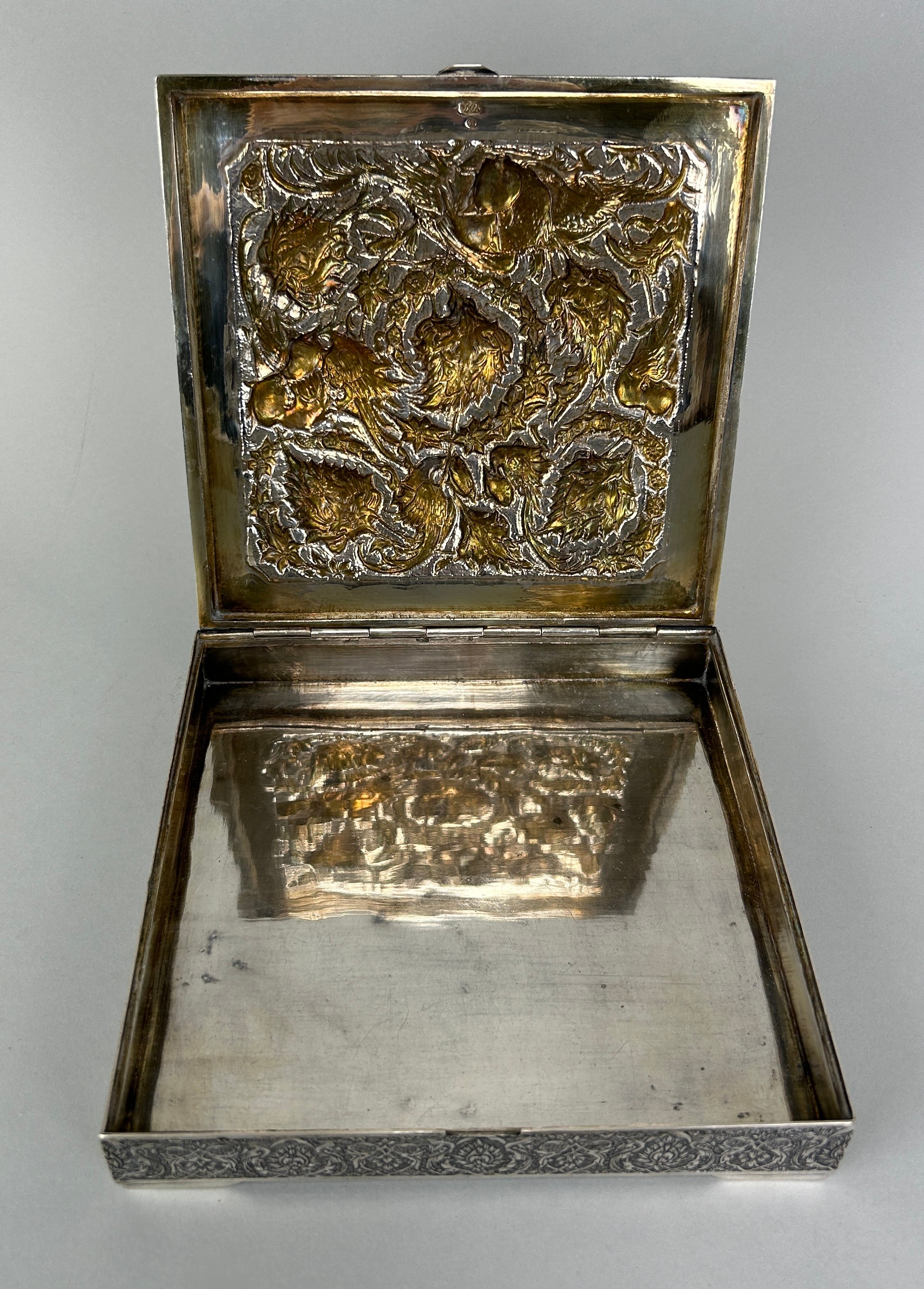 AN ANTIQUE PERSIAN SILVER BOX HAND CHASED REPOUSSE WITH FLOWERS AND BIRDS OF PARADISE, Hallmarked - Image 2 of 5