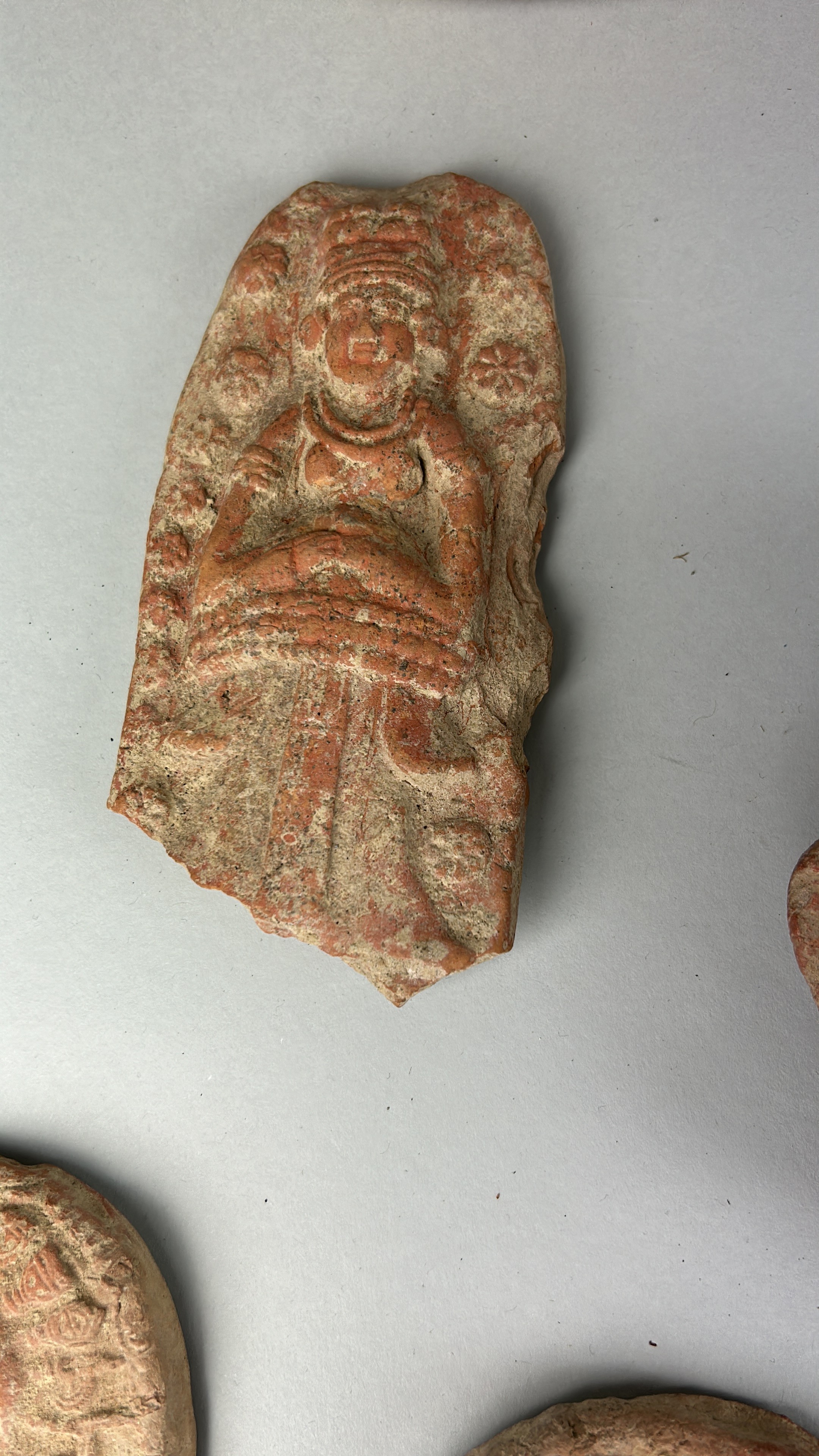 A LARGE COLLECTION OF ANTIQUITIES AND FOSSILS TO INCLUDE ROMAN OR POSSIBLY GANDHARAN POTTERY - Image 2 of 16