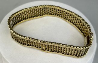 A 14CT GOLD BRACELET, Weight: 38gms