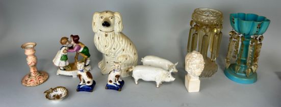 A COLLECTION OF CERAMICS TO INCLUDE TWO BESWICK PIGS, STAFFORDHSIRE CATS, GLASS TAZZA AND MORE (QTY)