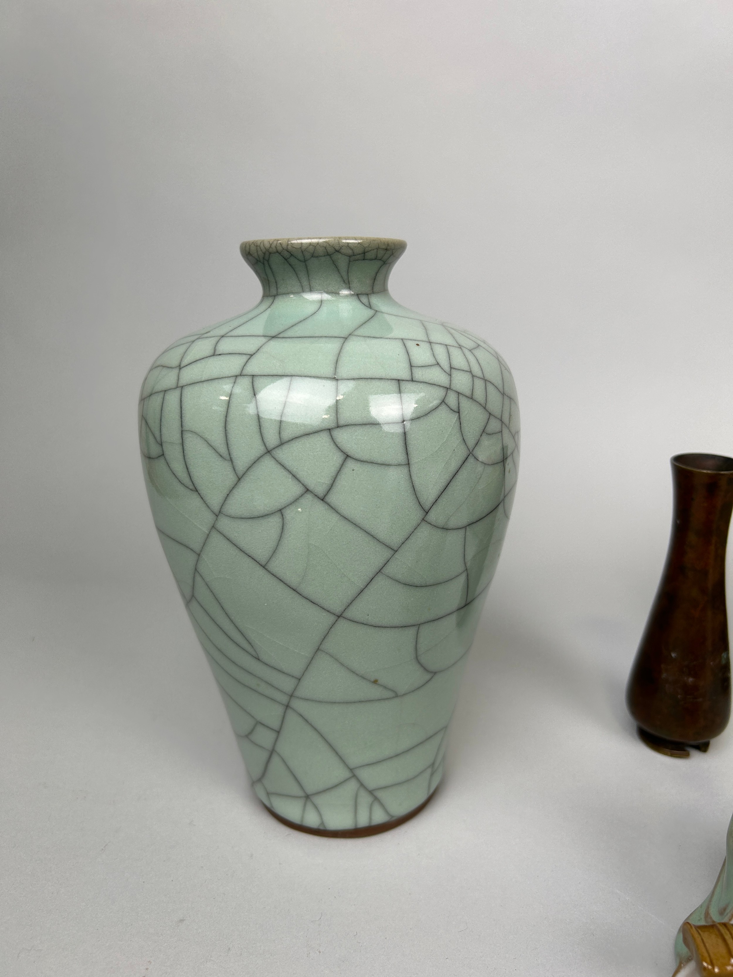 A COLLECTION OF CHINESE CERAMICS TO INCLUDE GINGER JARS, FIGURES, BRONZE VASE, CRACKLE GLAZED VASE - Image 2 of 4