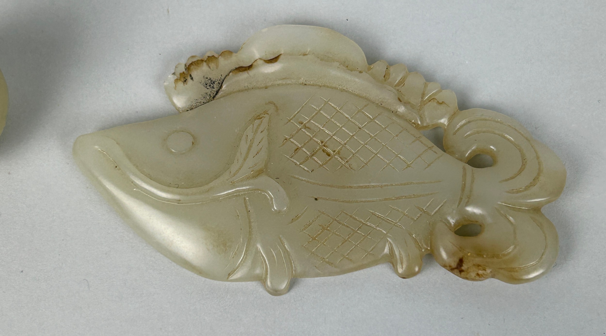 THREE CHINESE JADES, TO INCLUDE ONE DEPICTING A FISH, Fish 9cm L - Image 3 of 3