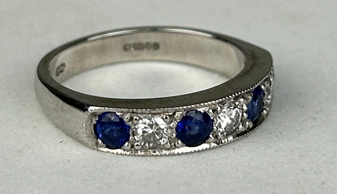 AN 18CT WHITE GOLD RING WITH WITH SAPPHIRES AND DIAMONDS, Weight: 5.52gms - Image 3 of 4