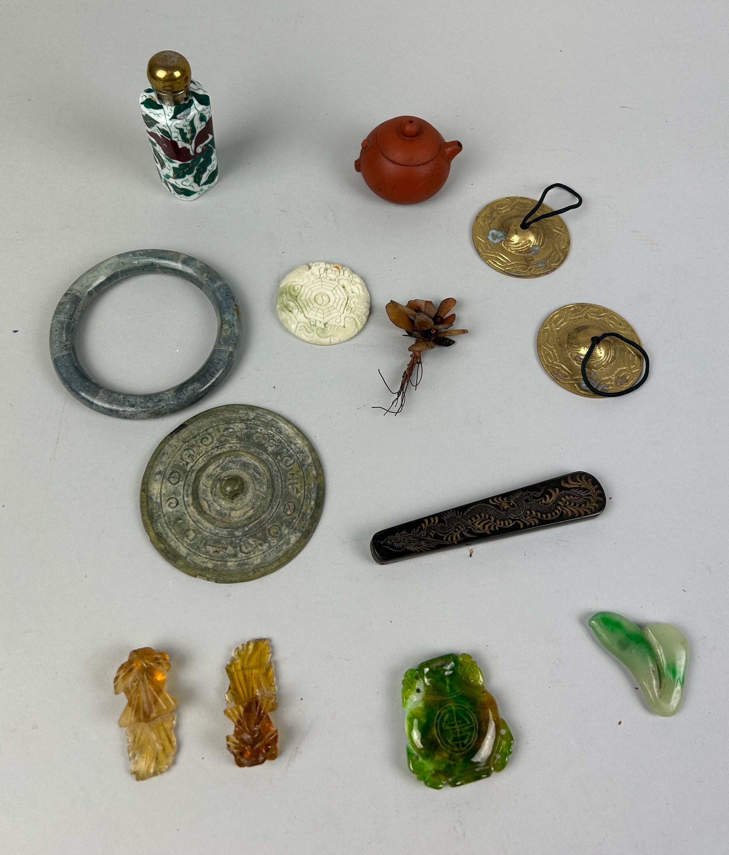 A COLLECTION OF CHINESE ITEMS INCLUDING JADE