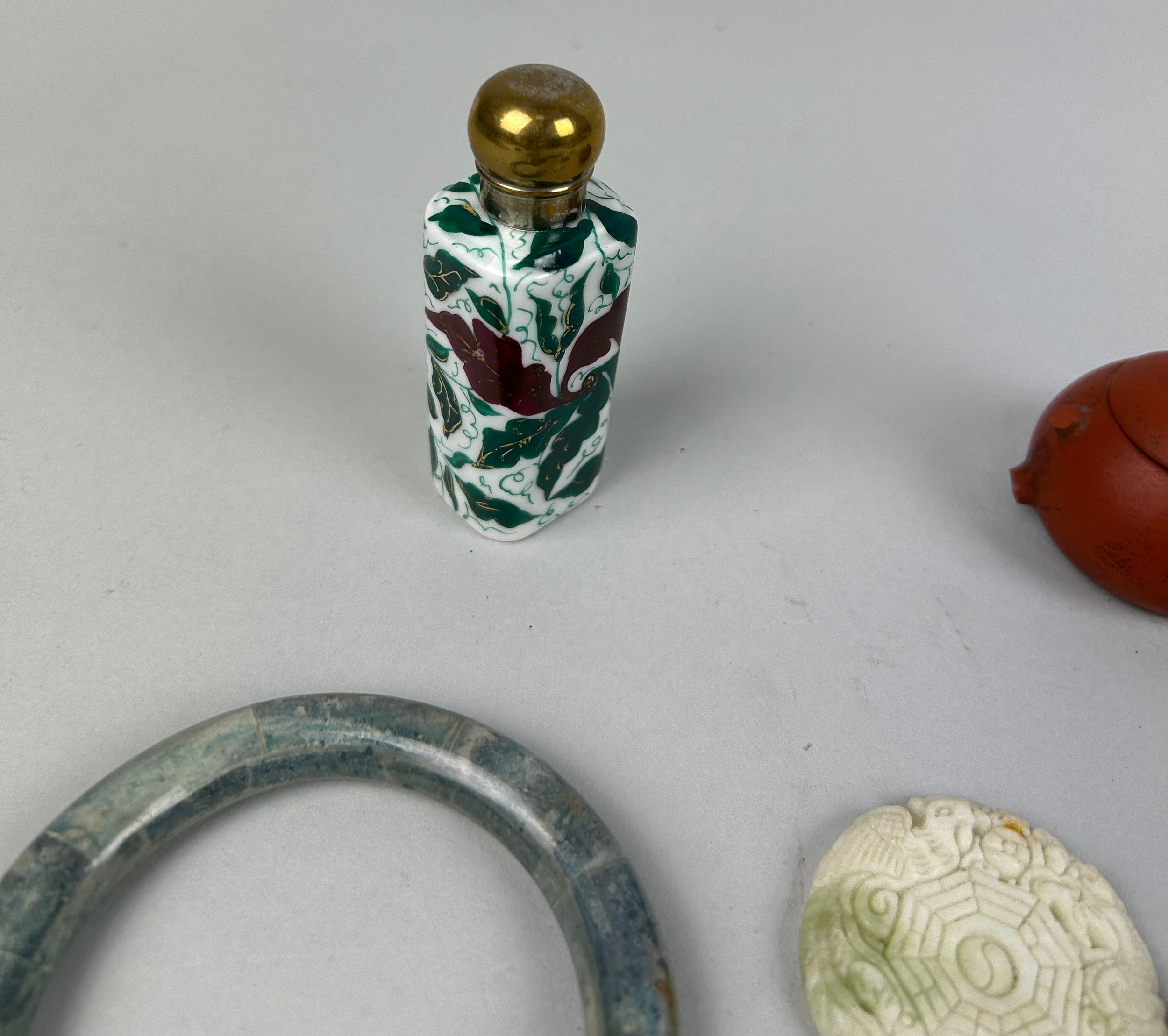 A COLLECTION OF CHINESE ITEMS INCLUDING JADE - Image 4 of 4