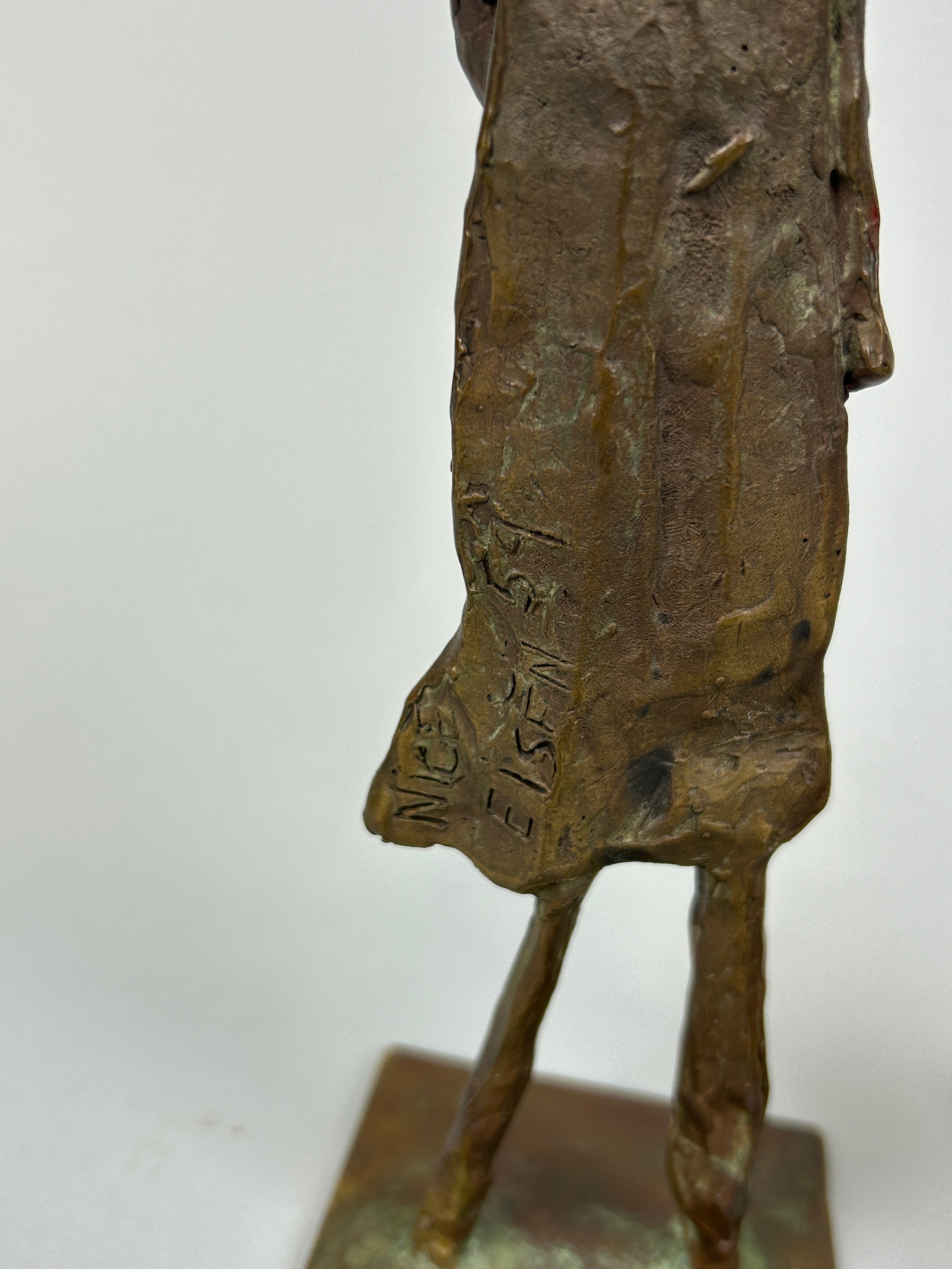 AFTER HENRY MOORE: A SET OF THREE MODERNIST BRONZE SCULPTURES, Signed to verso. Tallest 21cm - Image 4 of 4