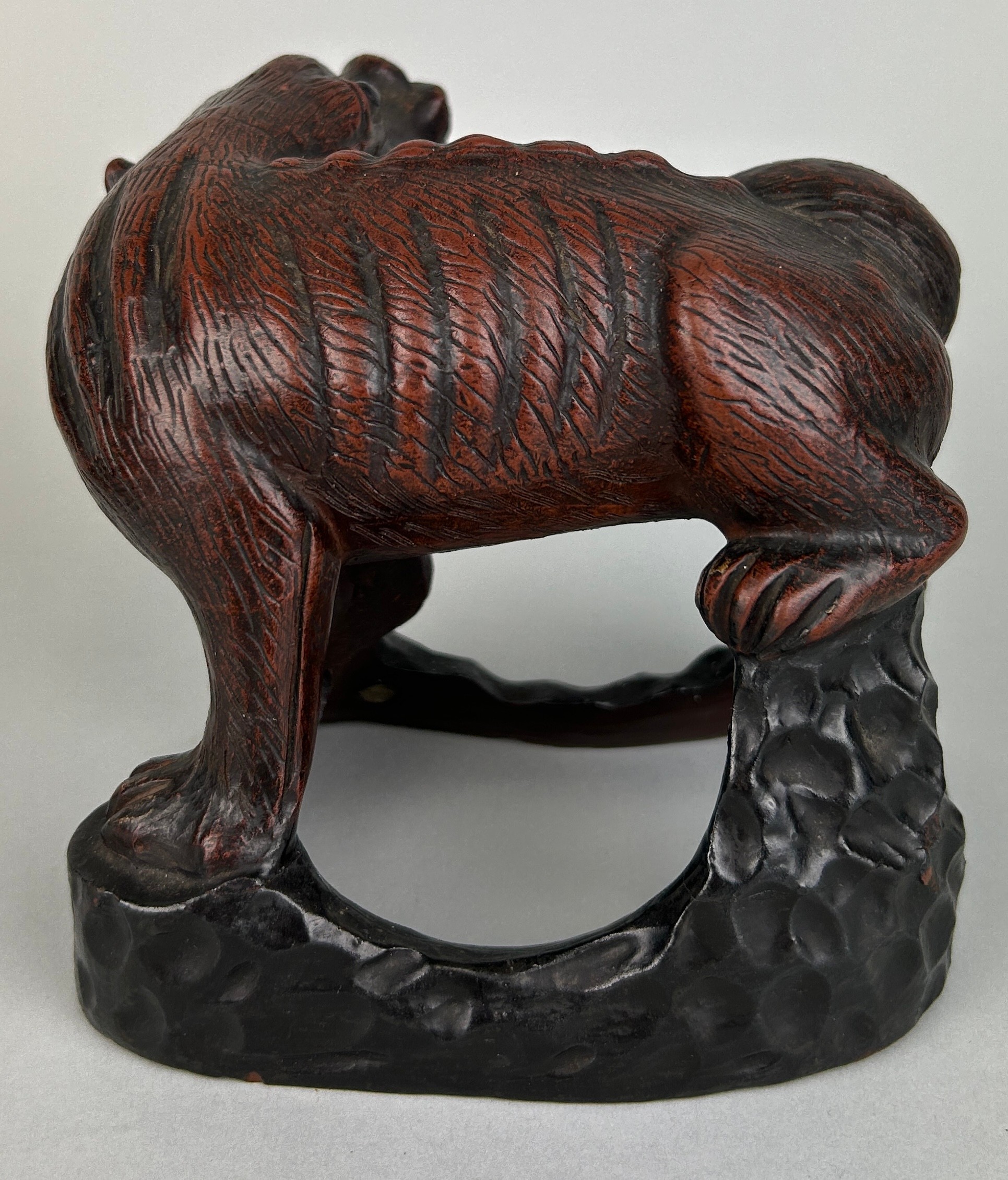 A CHINESE METAL FIGURE OF A LION, 13cm x 11cm - Image 4 of 4