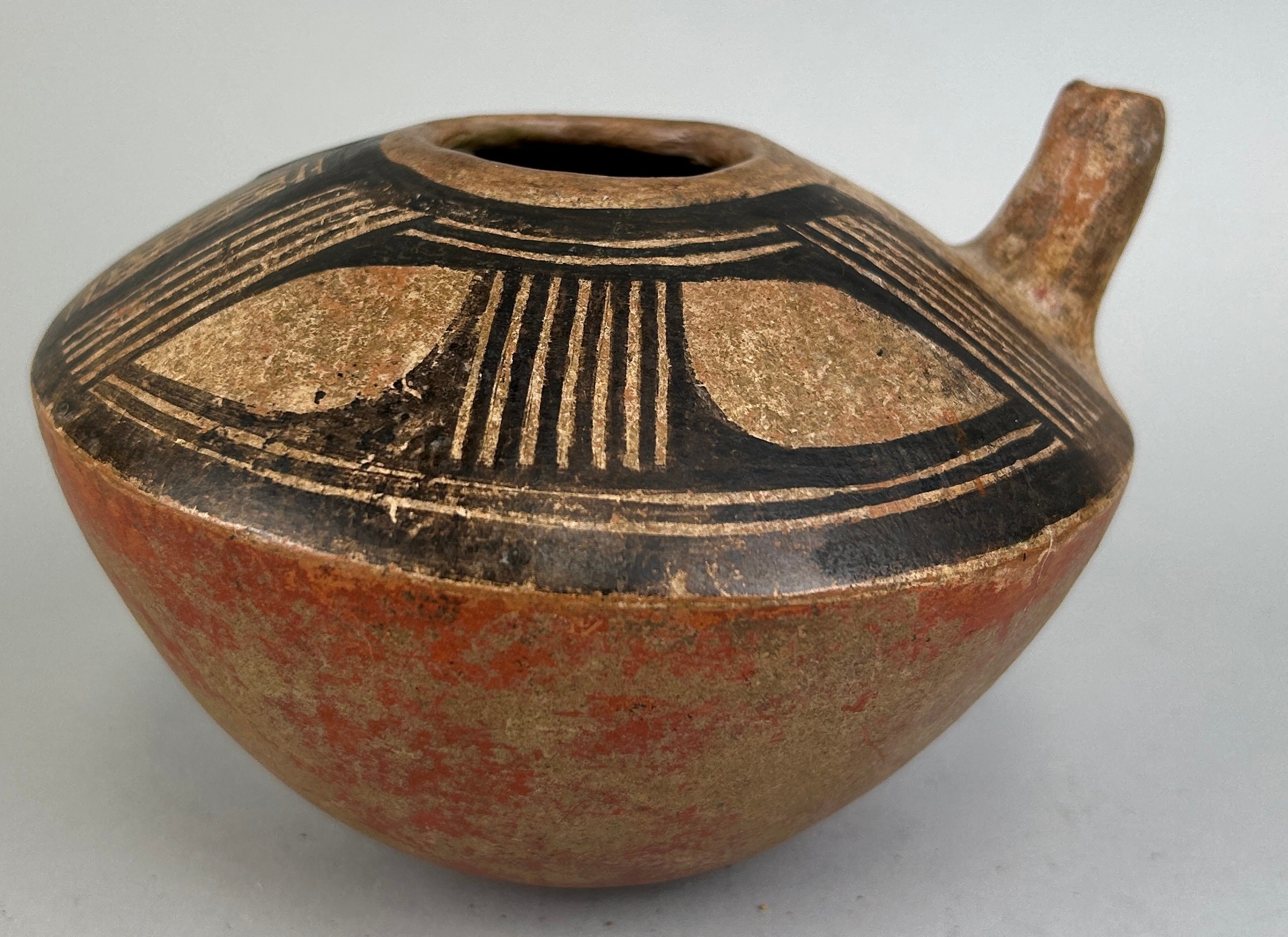 A PRE COLUMBIAN VERAGUAS TERRACOTTA AND PIGMENT VESSEL WITH SPOUT, From Costa Rica / Panama, - Image 2 of 3