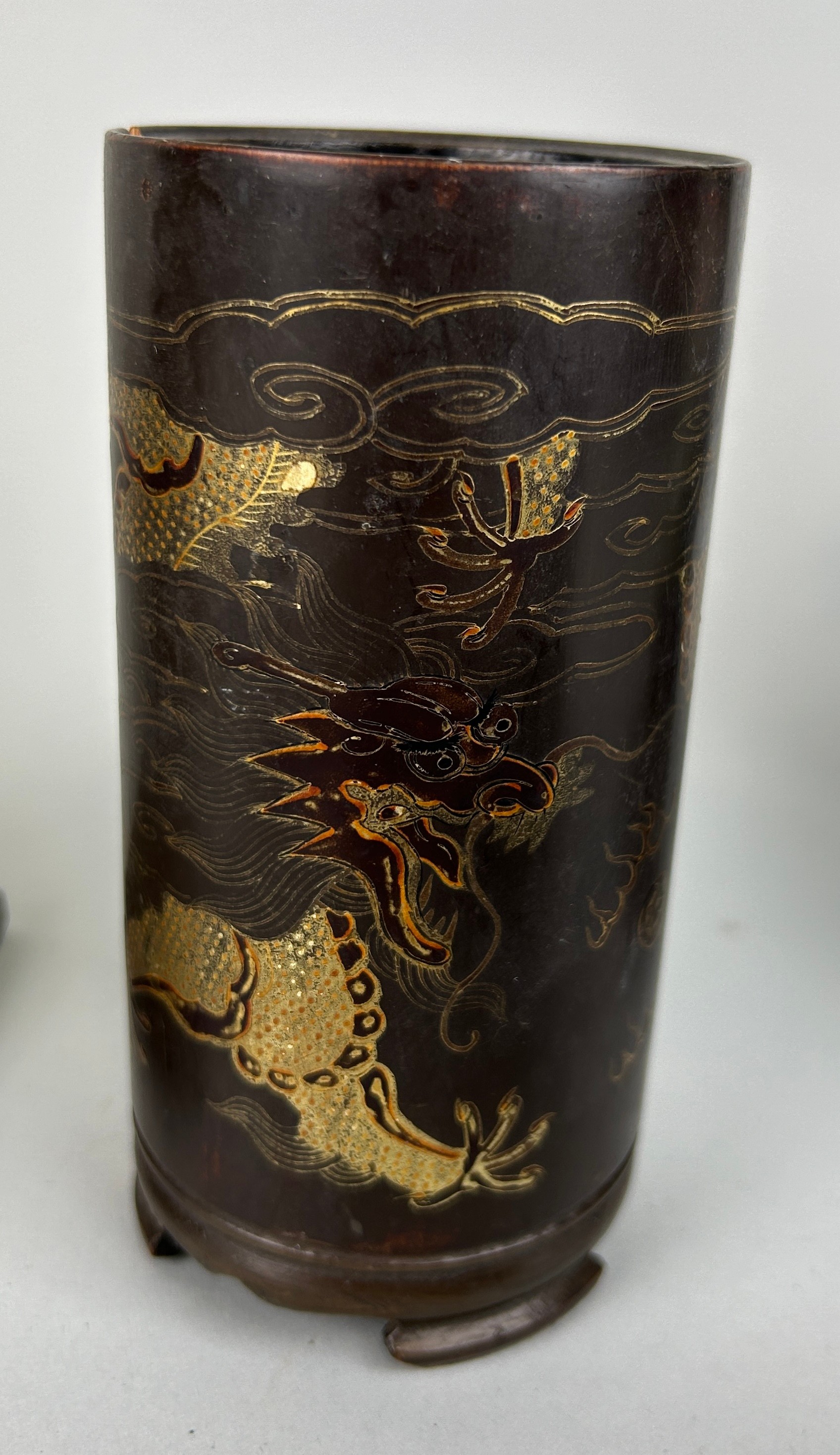 A COLLECTION OF CHINESE ITEMS TO INCLUDE A BROWN LACQUERED BRUSH POT WITH A FIVE CLAW DRAGON (6) - Image 2 of 7