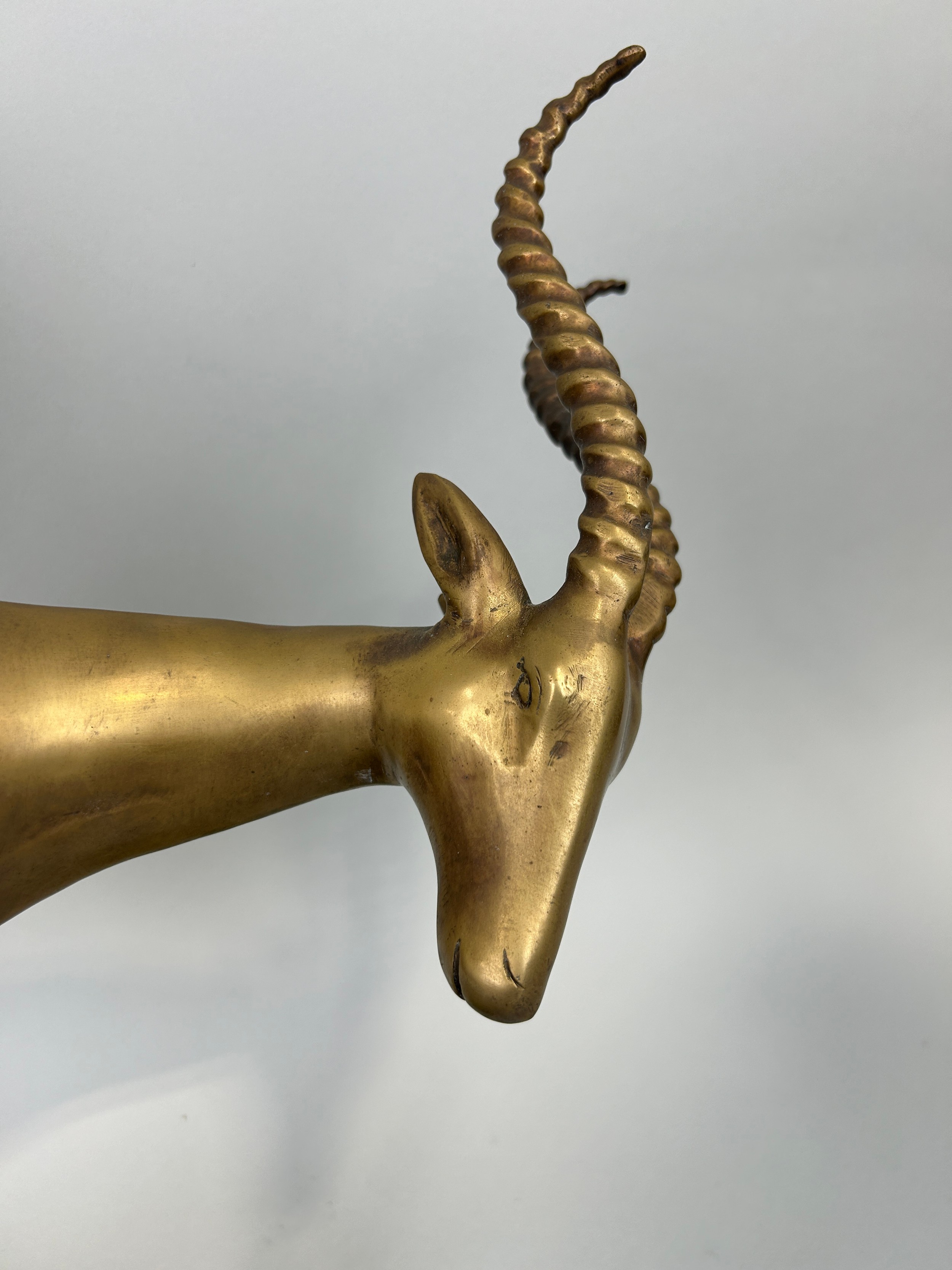 A HOLLYWOOD REGENCY DESIGN BRONZE KUDU ON NATURALISTIC STAND, 52cm x 44cm x 12cm - Image 5 of 5