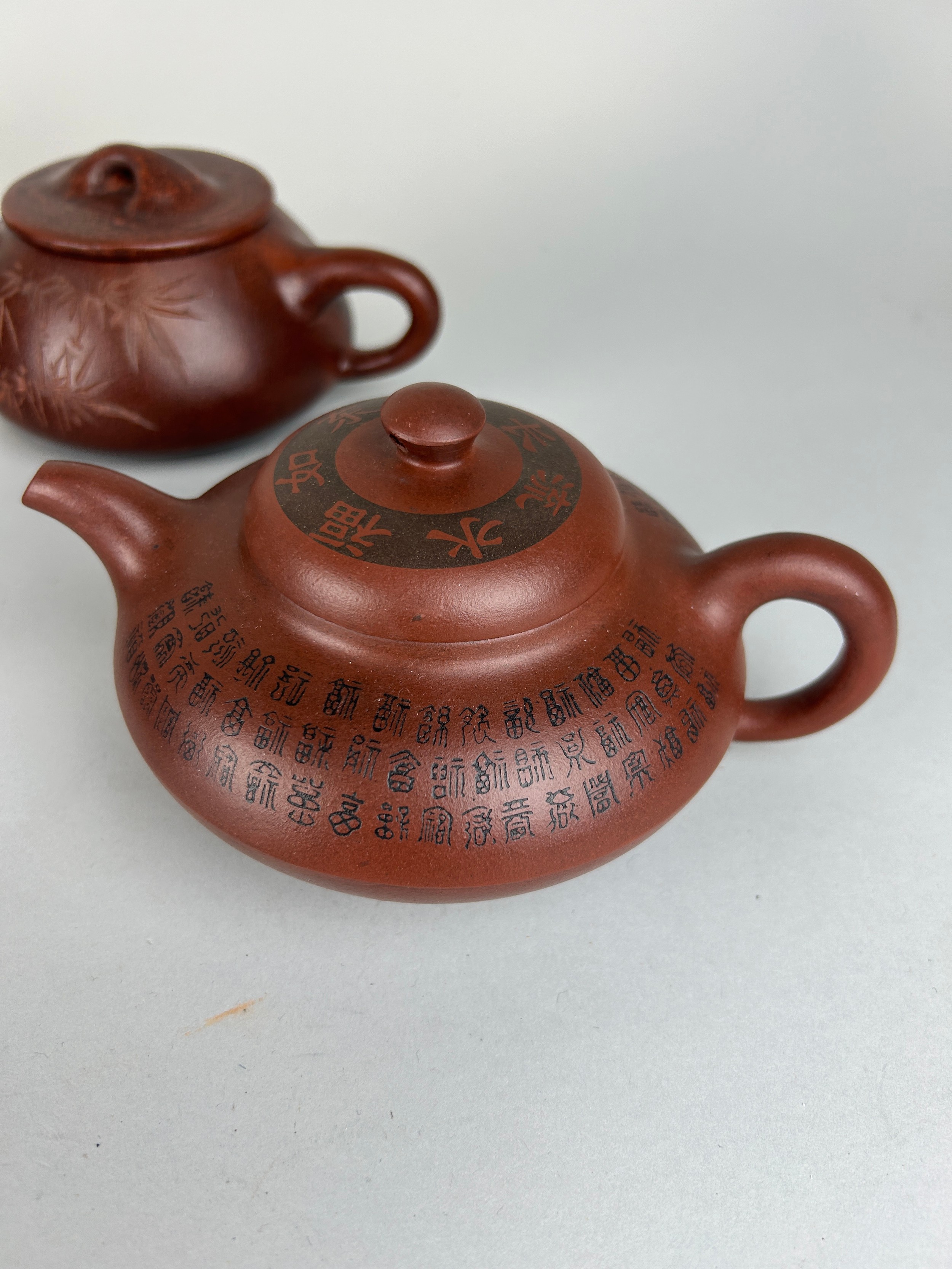 A COLLECTION OF CHINESE YIXING CLAY TEA POTS AND COVERS (5) All with seal marks to verso. Largest - Image 3 of 5