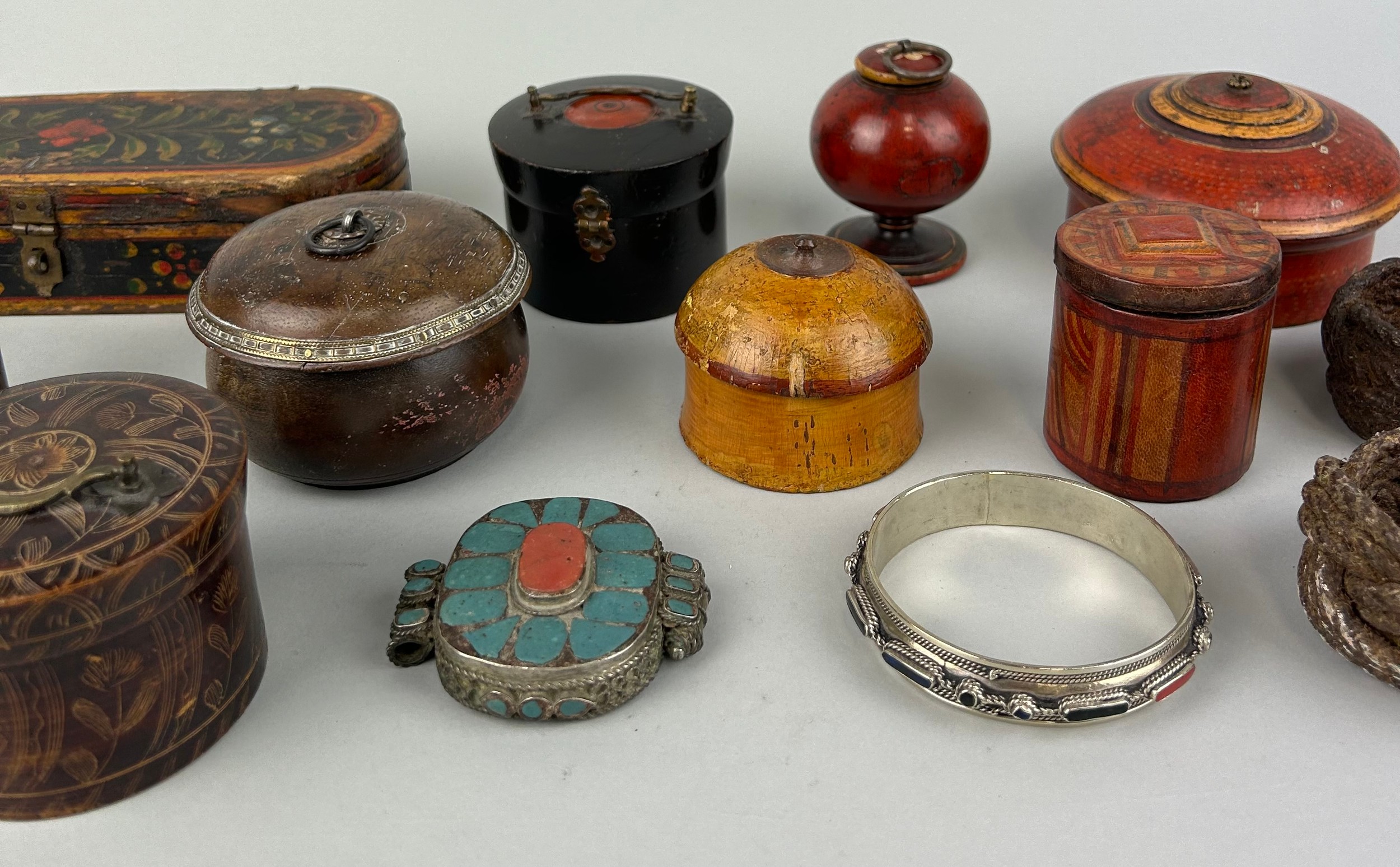 A COLLECTION OF INDIAN BOXES AND BANGLES (17) - Image 3 of 4