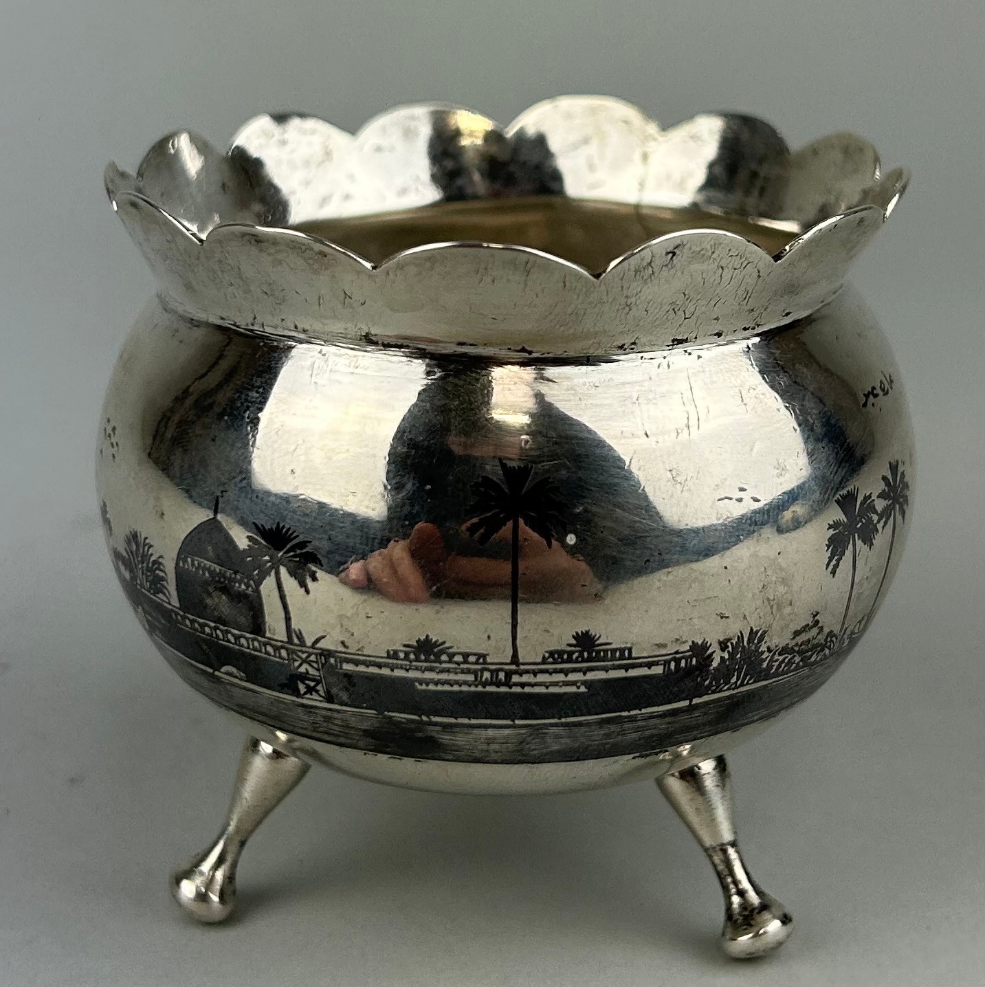 AN ARABIC SILVER BOWL ON TRIPOD STAND, Nielo decorated with palm trees. Signed to the side. Weight - Image 2 of 5