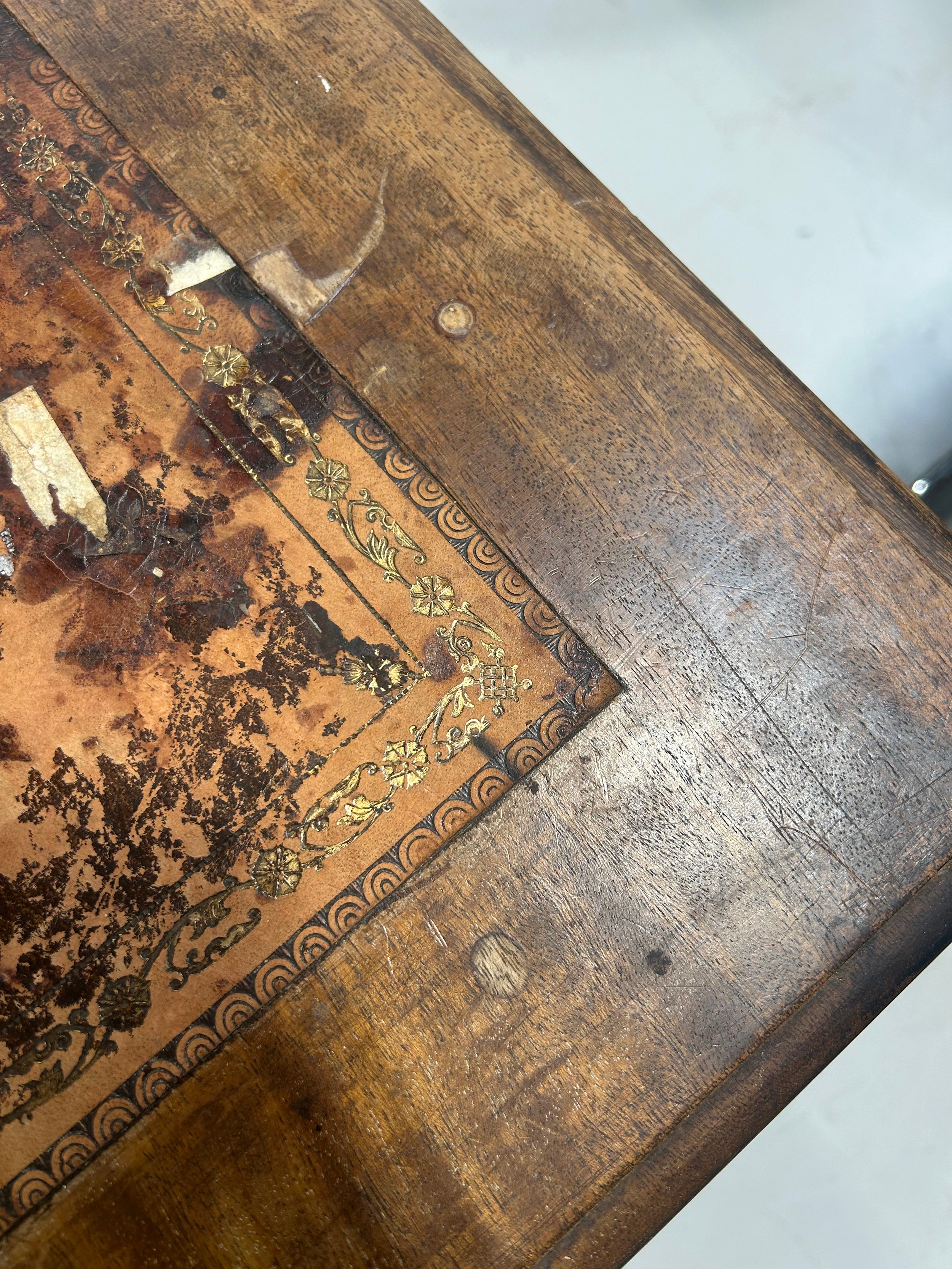 A VICTORIAN TWIN PEDESTAL DESK WITH TOOLED LEATHER TOP, 150cm x 83cm x 75cm - Image 3 of 5