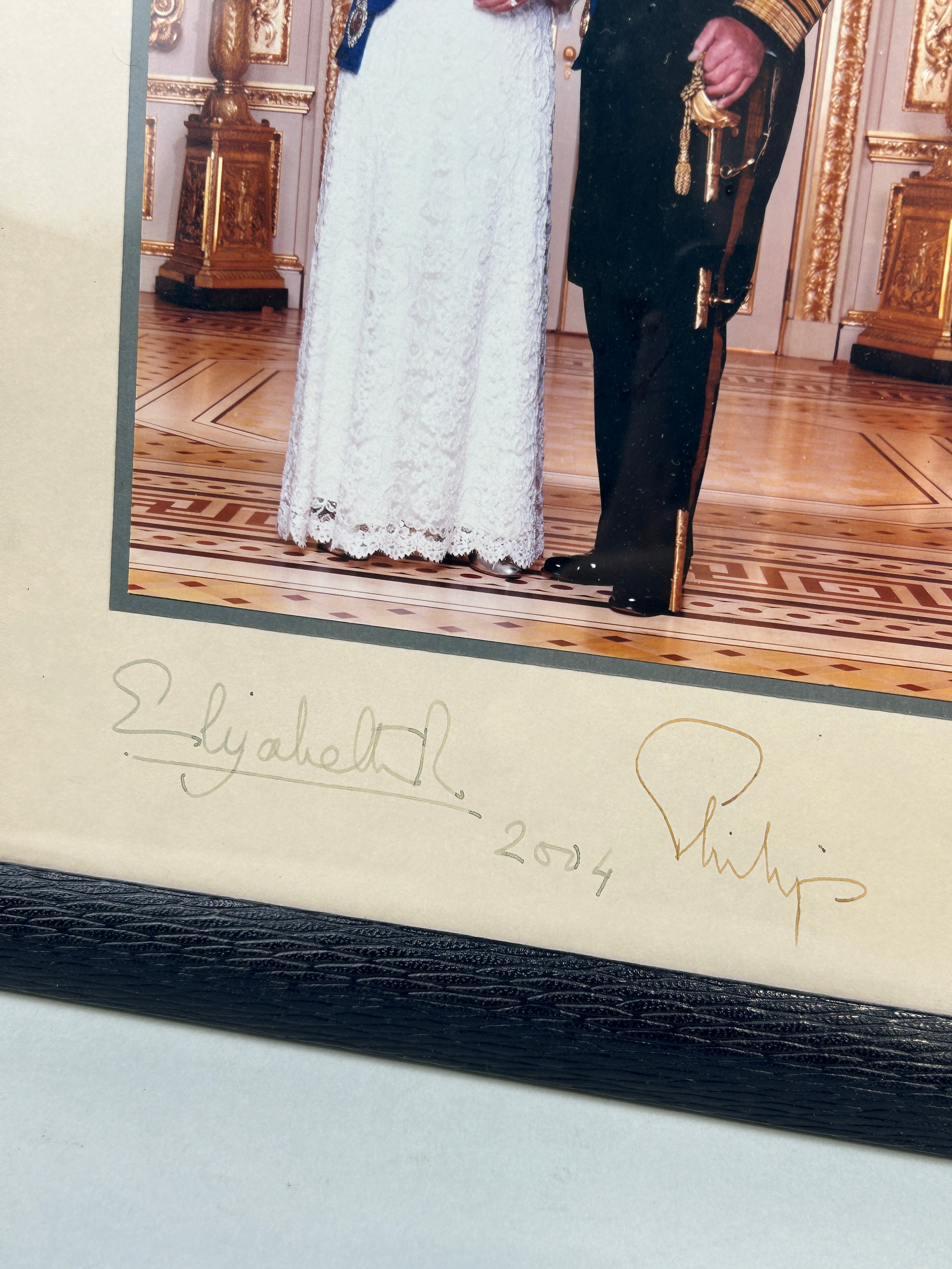QUEEN ELIZABETH II AND PRINCE PHILLIP: A SIGNED PHOTOGRAPH DATED 2004 MOUNTED IN A SMYTHSON BLUE - Image 2 of 4