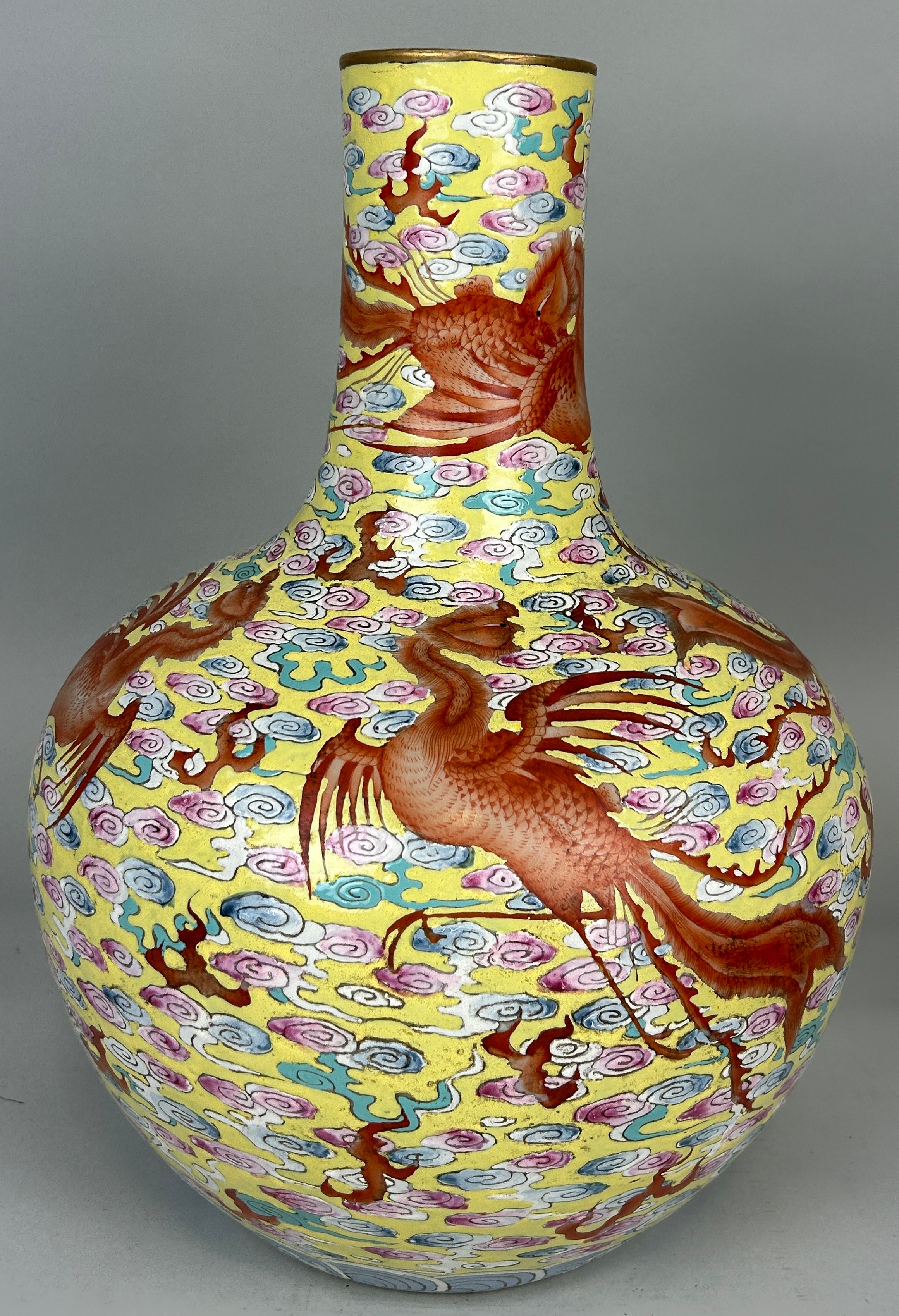 A LARGE CHINESE 'TIANQIUPING' VASE WITH QIANLONG MARK PROBABLY LATE 19TH OR EARLY 20TH CENTURY,