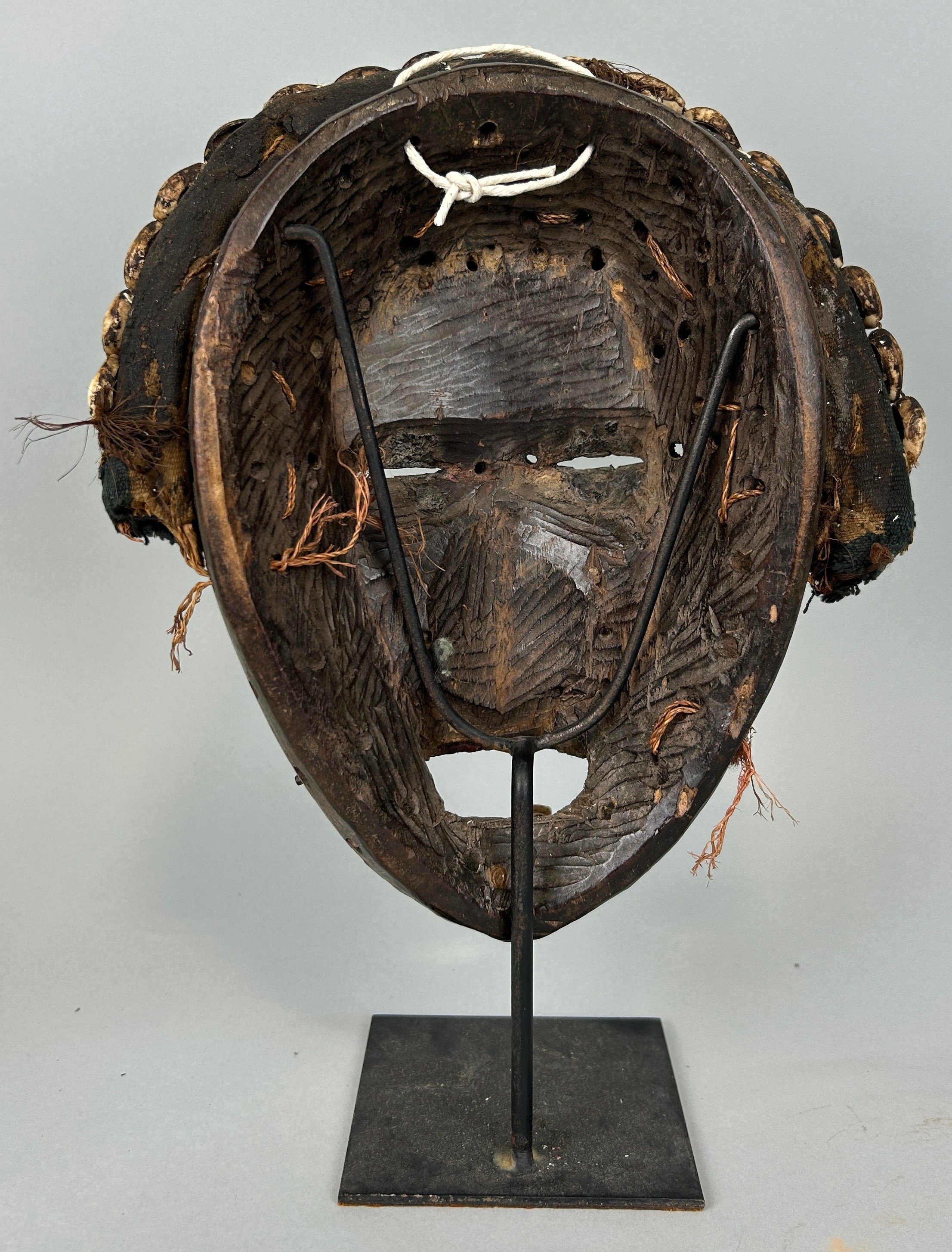 AN AFRICAN TRIBAL MASK WITH SHELL DETAIL, 26cm x 20cm Mounted on stand 32cm H - Image 3 of 4