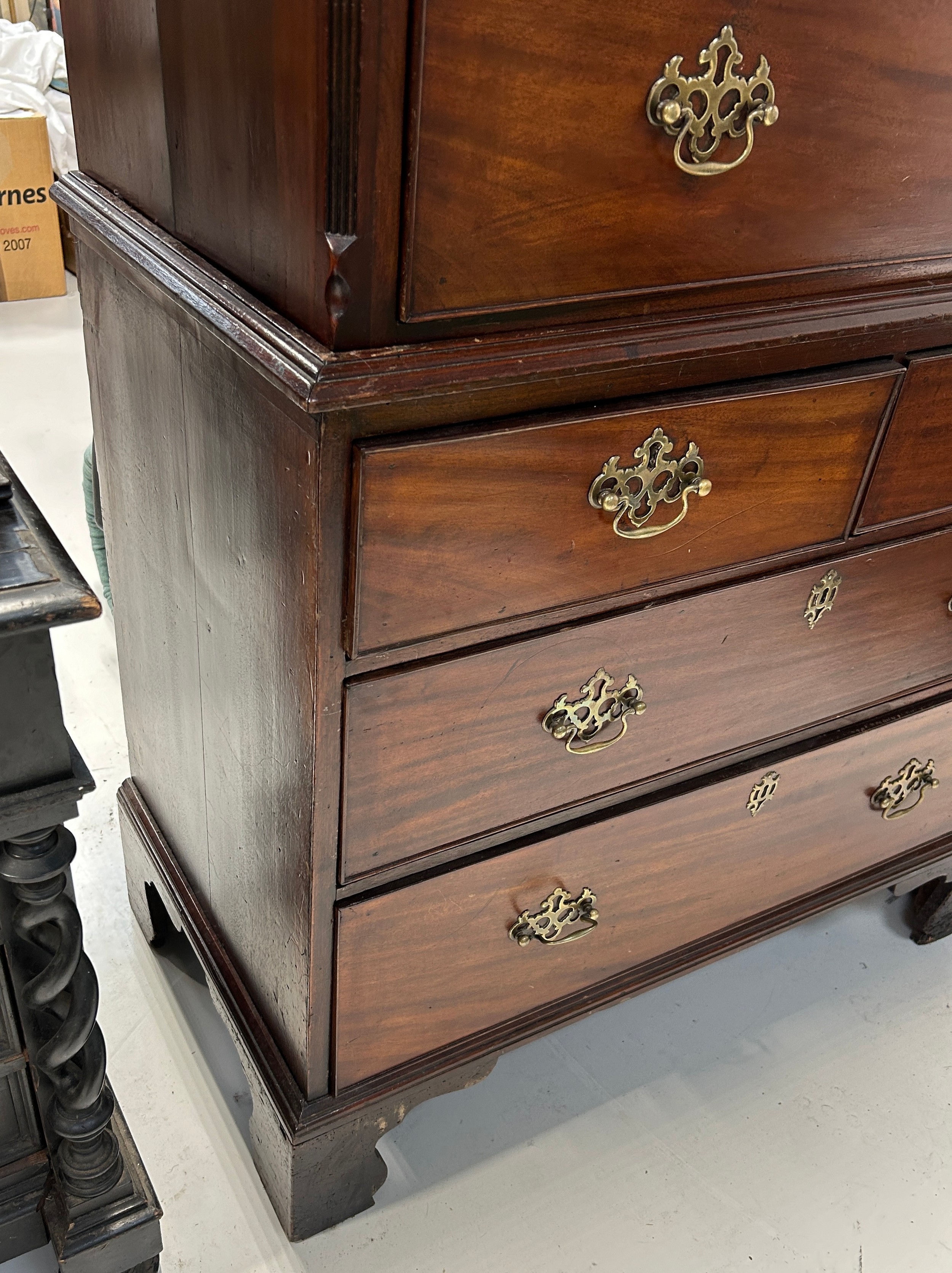 A GEORGE III MAHOGANY CHEST ON CHEST, Eight drawers in total with brass handles. 177cm x 107cm x - Image 3 of 4