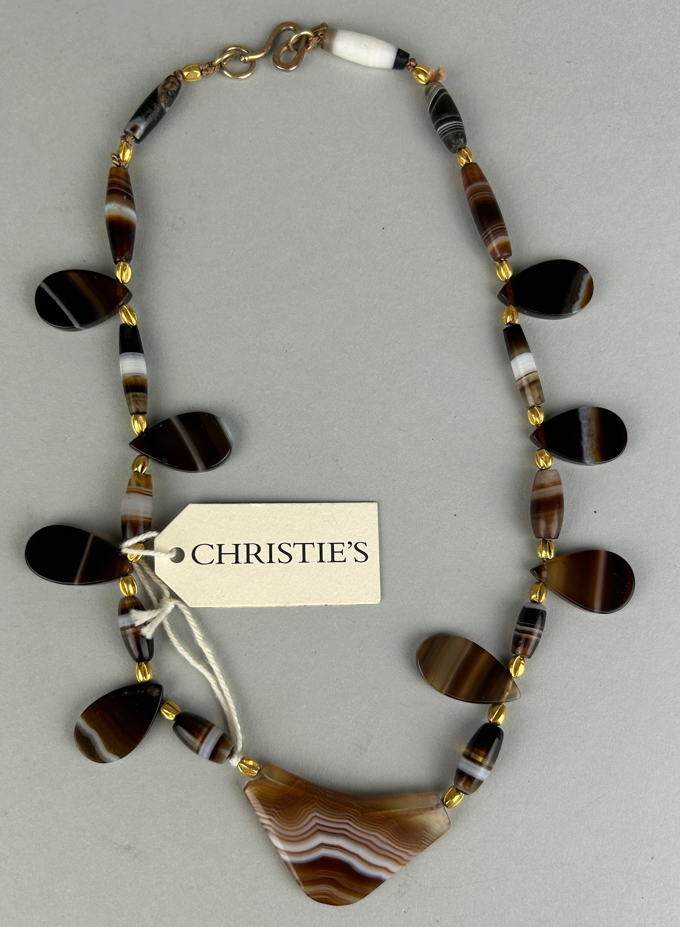 A WESTERN ASIATIC BANDED AGATE BEAD NECKLACE CIRCA 3RD MILLENIUM B.C. / 2ND CENTURY A.D. ALONG - Image 2 of 14