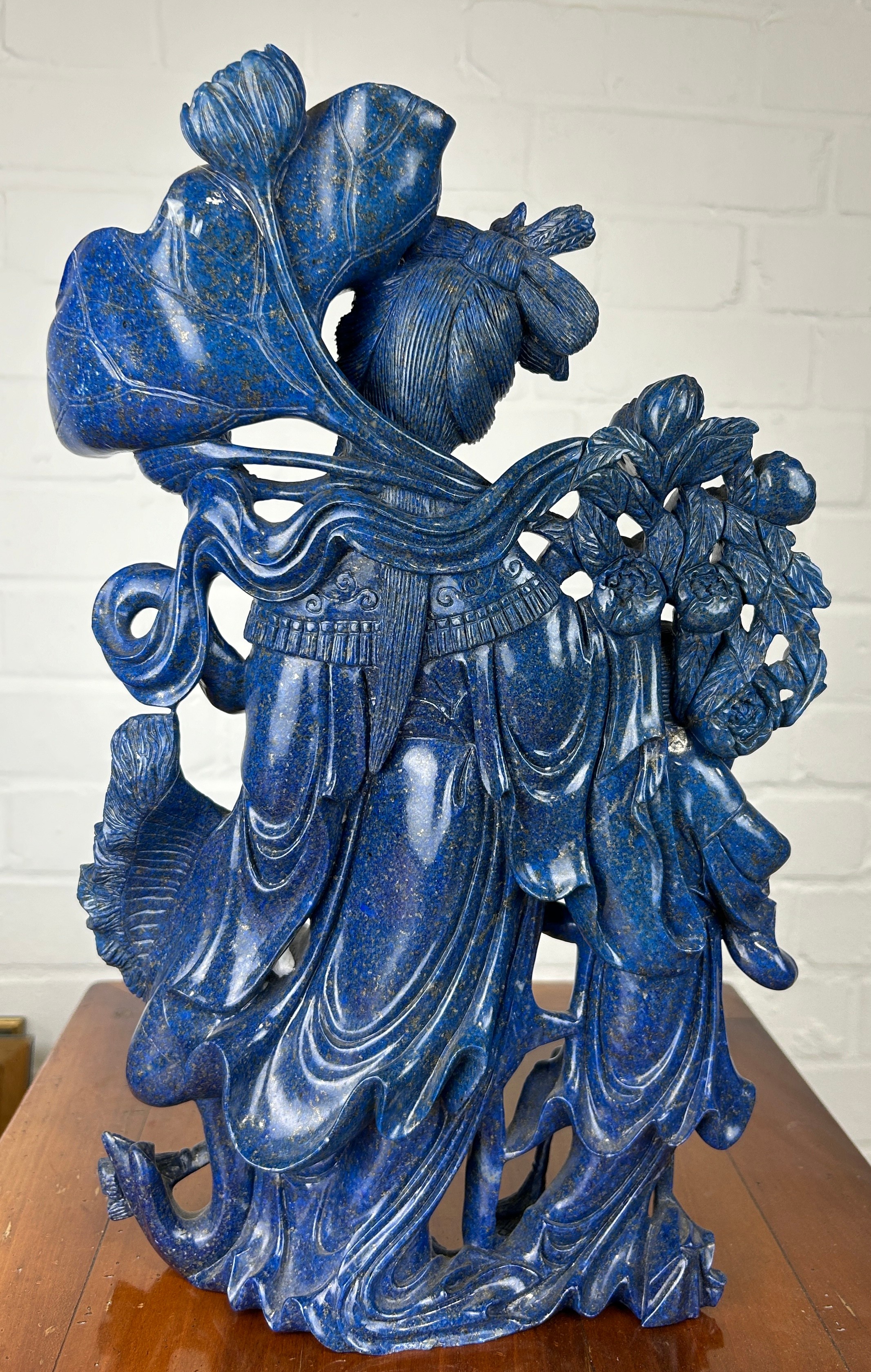 A LARGE EARLY 20TH CENTURY CHINESE LAPIS LAZULI SCULPTURE DEPICTING TWO GUANYINS, 40cm x 25cm - Image 2 of 2