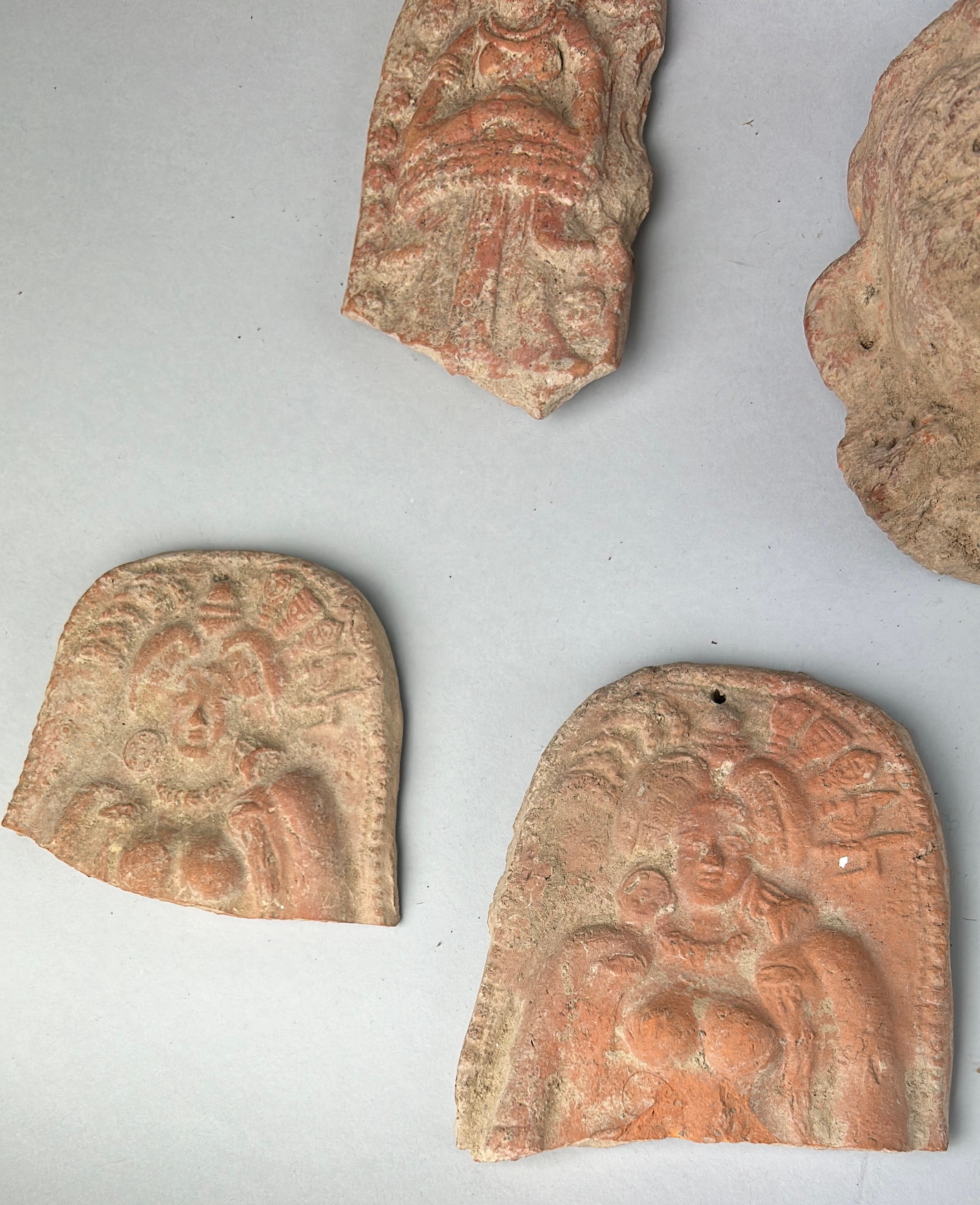 A LARGE COLLECTION OF ANTIQUITIES AND FOSSILS TO INCLUDE ROMAN OR POSSIBLY GANDHARAN POTTERY - Image 3 of 16