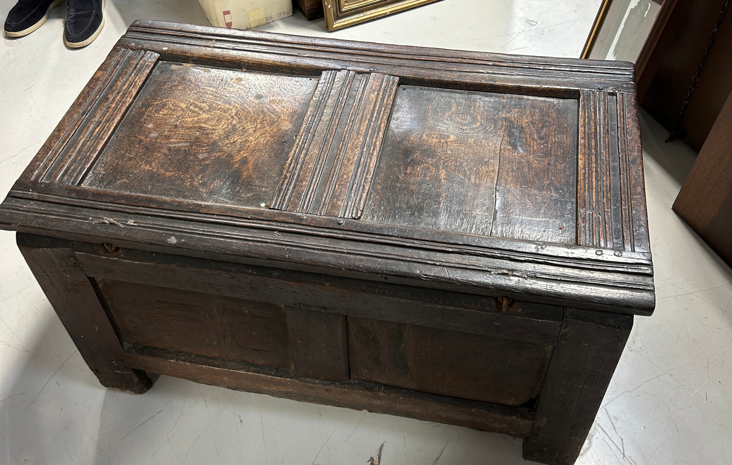 AN OAK COFFER PROBABLY 17TH OR 18TH CENTURY, 92cm x 50cm x 51cm - Image 4 of 4