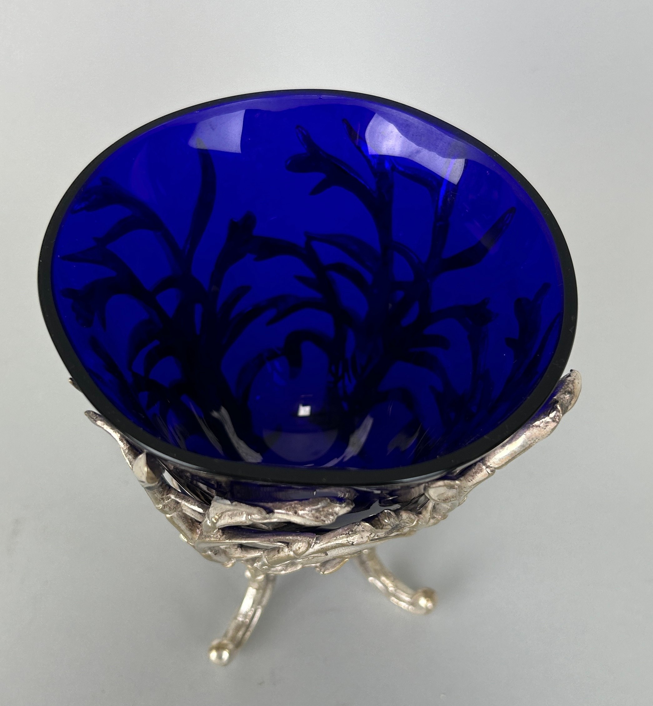 A SILVER PLATED SWEET MEAT DISH WITH BLUE GLASS INSERT, 12cm H - Image 2 of 3