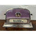 A 1930'S SILVER AND PURPLE GUILLOCHE ENAMEL DESK CALENDAR IN WORKING ORDER, 10cm x 7cm x 3cm