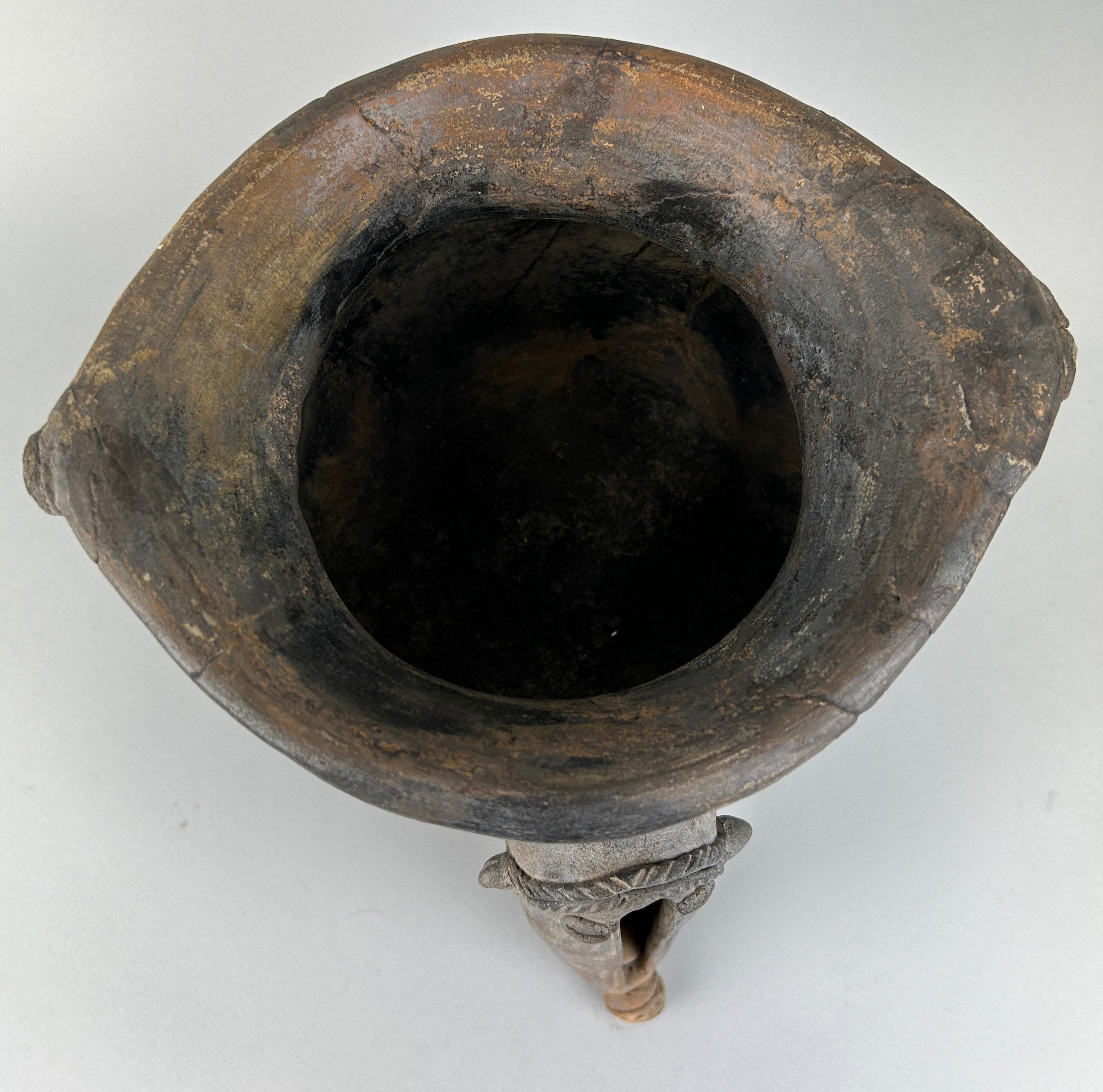 A PRE COLUMBIAN TERRACOTTA AND PIGMENT EFFIGY JAR OR RATTLE VESSEL, From Costa Rica / Panama. 22.5cm - Image 4 of 6