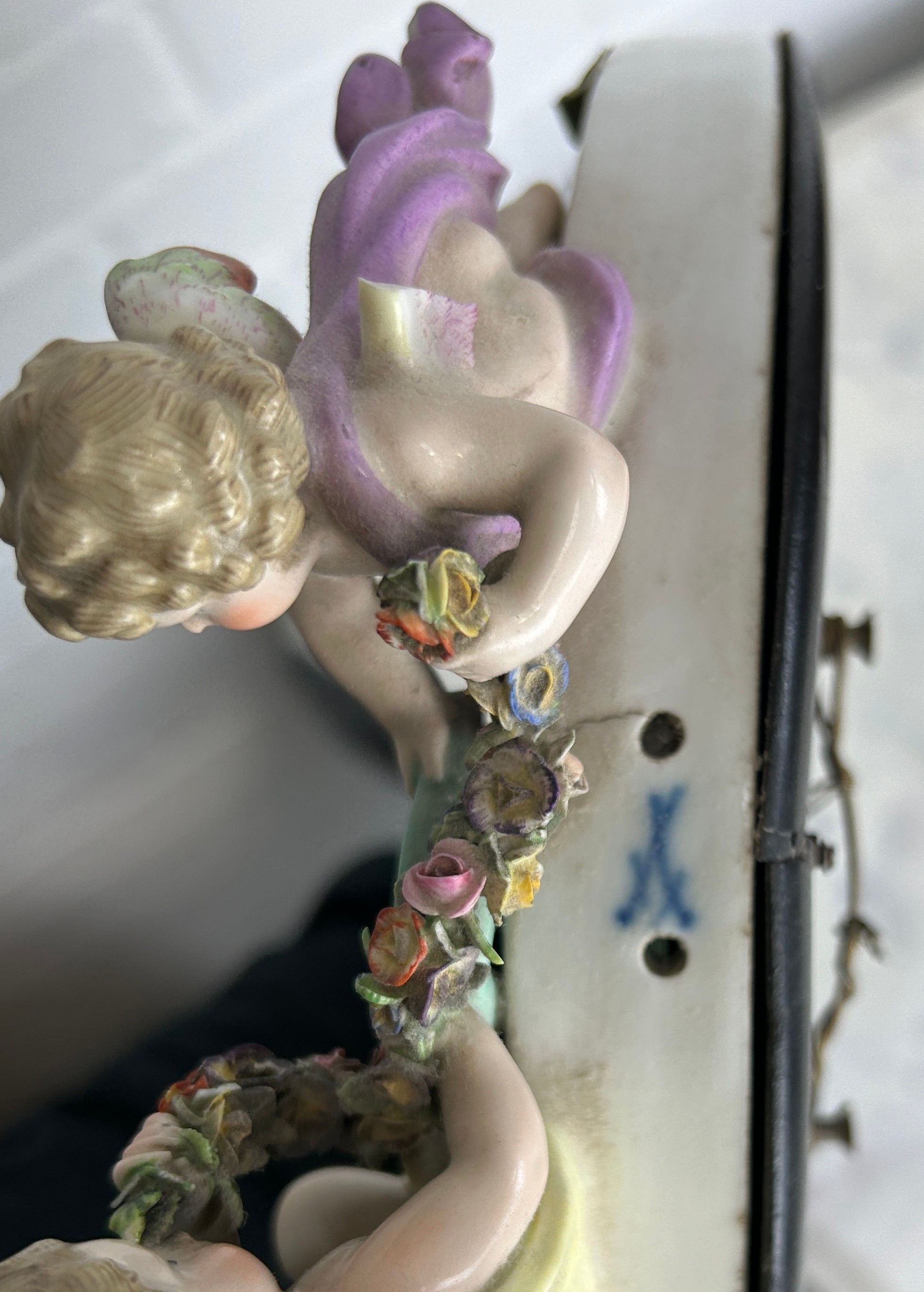 A MEISSEN PORCELAIN MIRROR WITH WINGED PUTTI CREST AND FLORAL BORDER, 34cm x 24cm - Image 6 of 6
