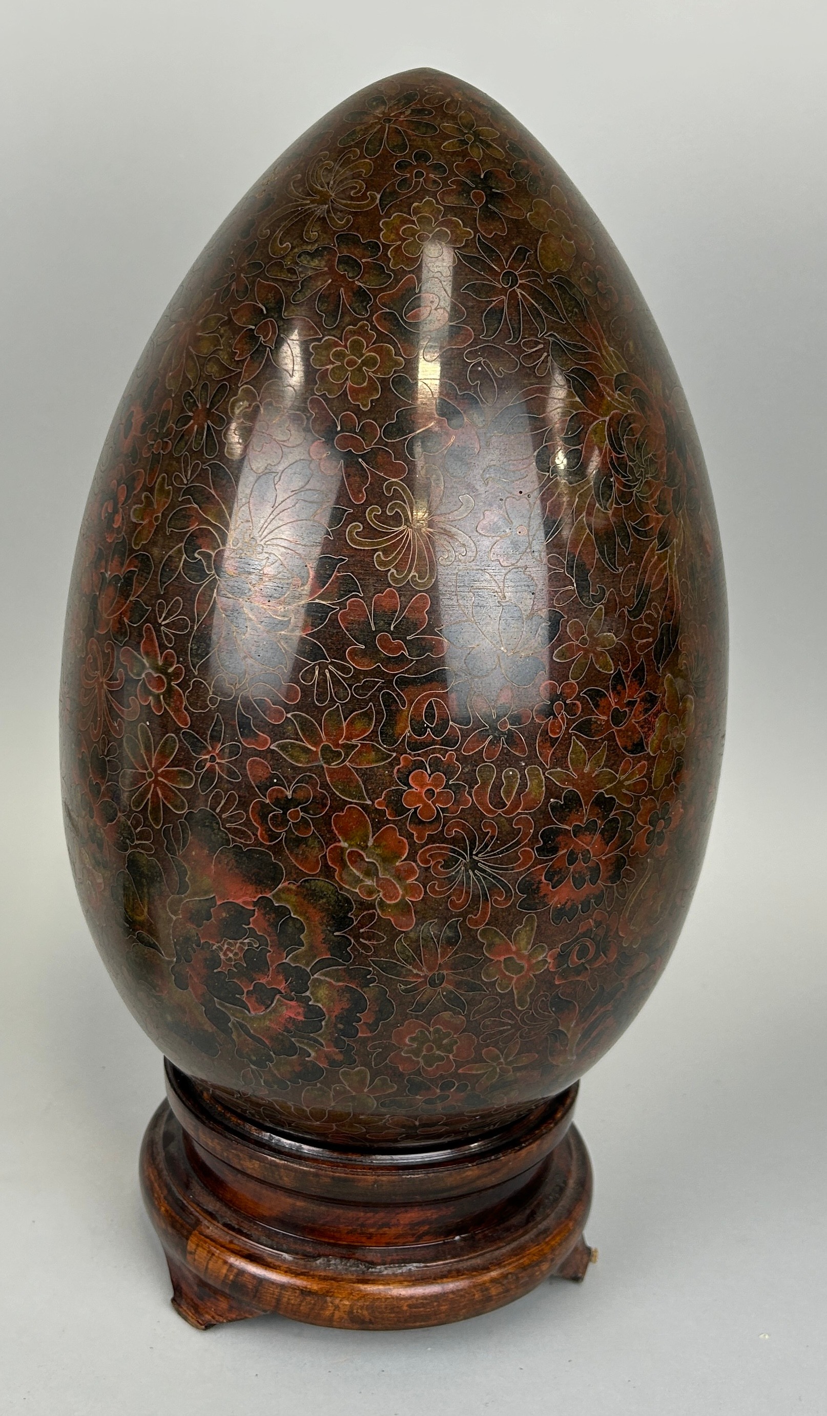 A MODERN CHINESE CLOISSONNE STYLE EGG MOUNTED ON STAND, 45cm H (on stand).