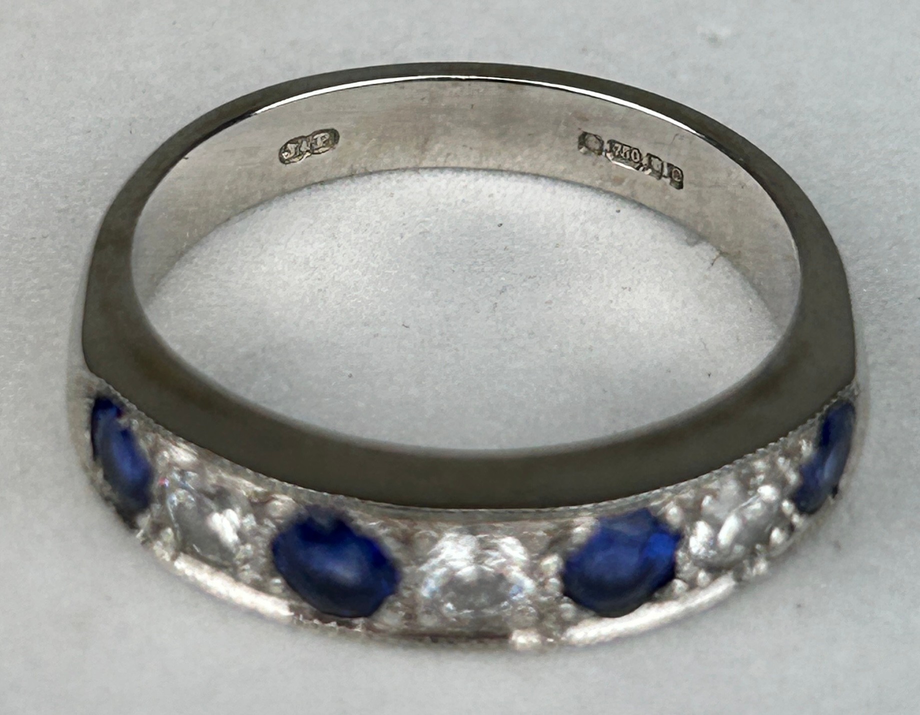 AN 18CT WHITE GOLD RING WITH WITH SAPPHIRES AND DIAMONDS, Weight: 5.52gms - Image 2 of 4