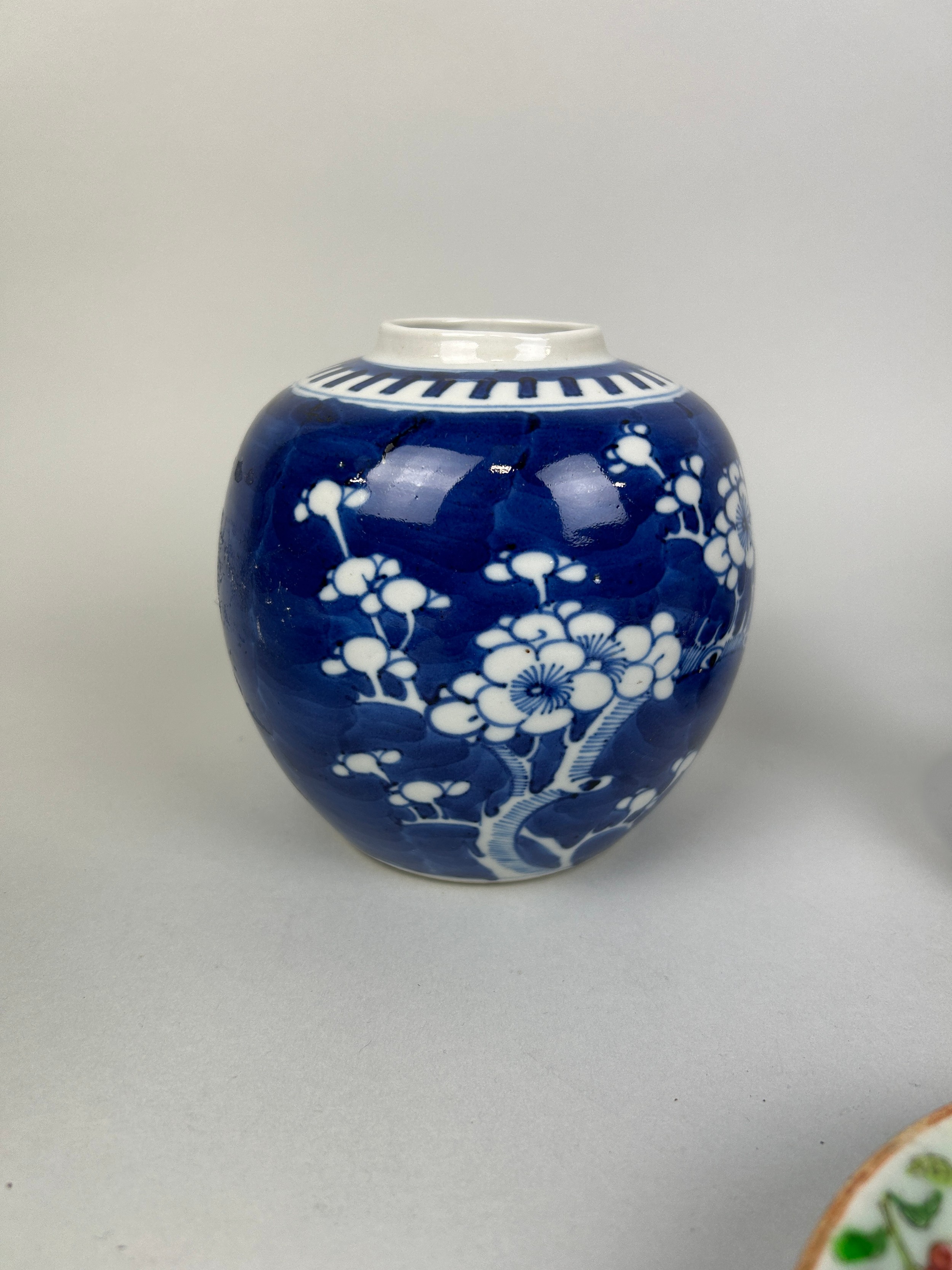 A COLLECTION OF CHINESE CERAMICS TO INCLUDE A PRUNUS JAR, MONOCHROME BLUE SPILL VASE, CELADON - Image 2 of 6