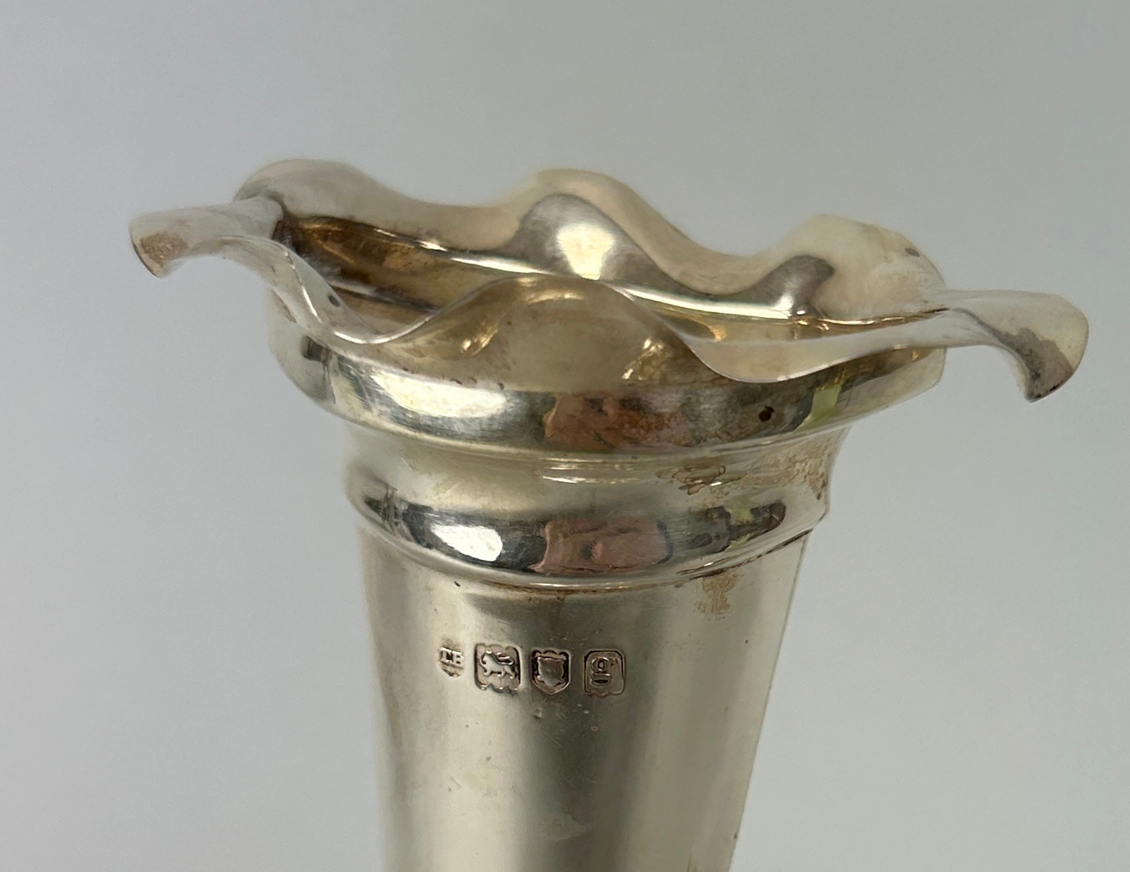 A SILVER MUSTARD POT AND POSY VASE (2) - Image 2 of 3