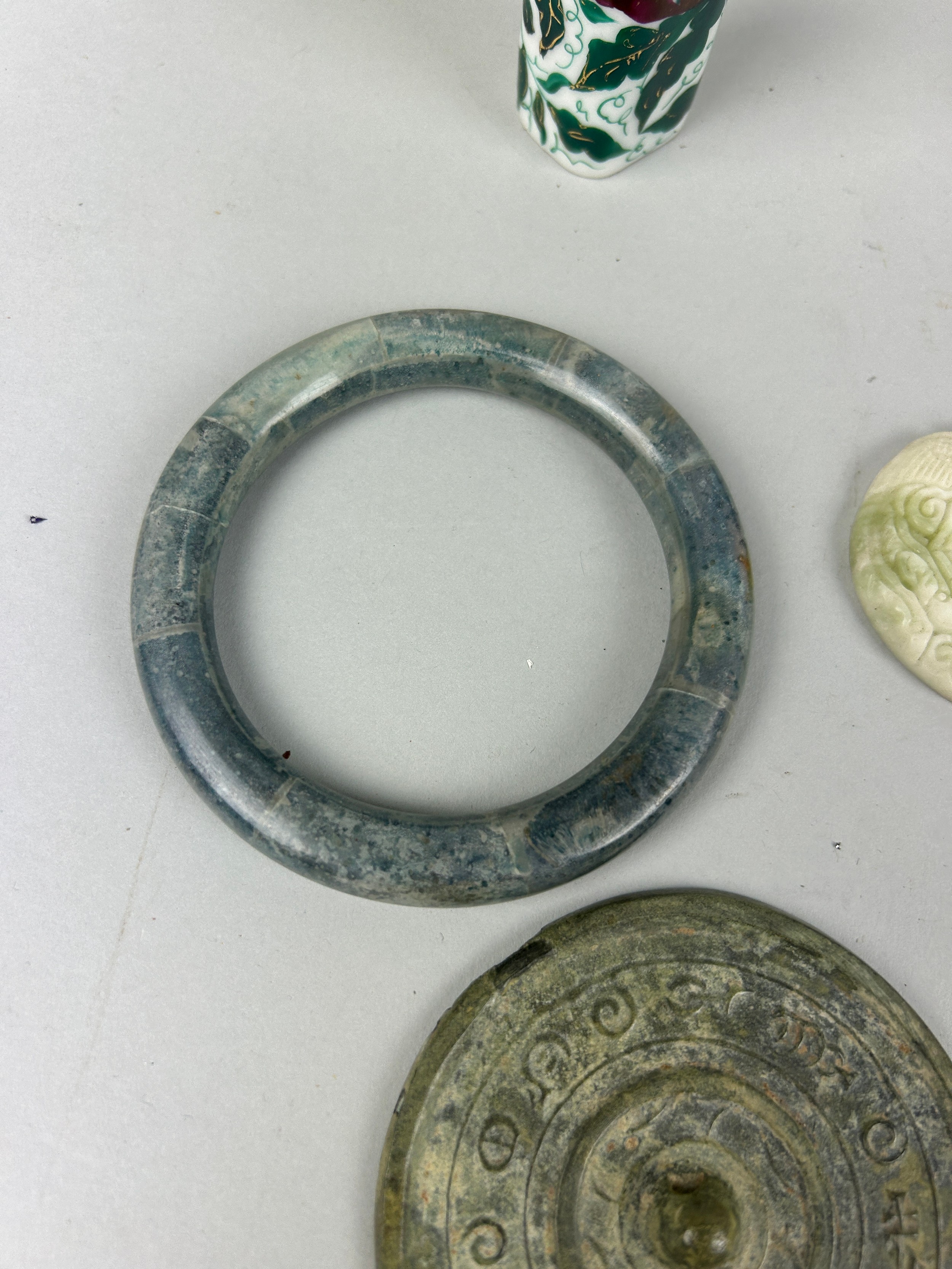 A COLLECTION OF CHINESE ITEMS INCLUDING JADE - Image 2 of 4