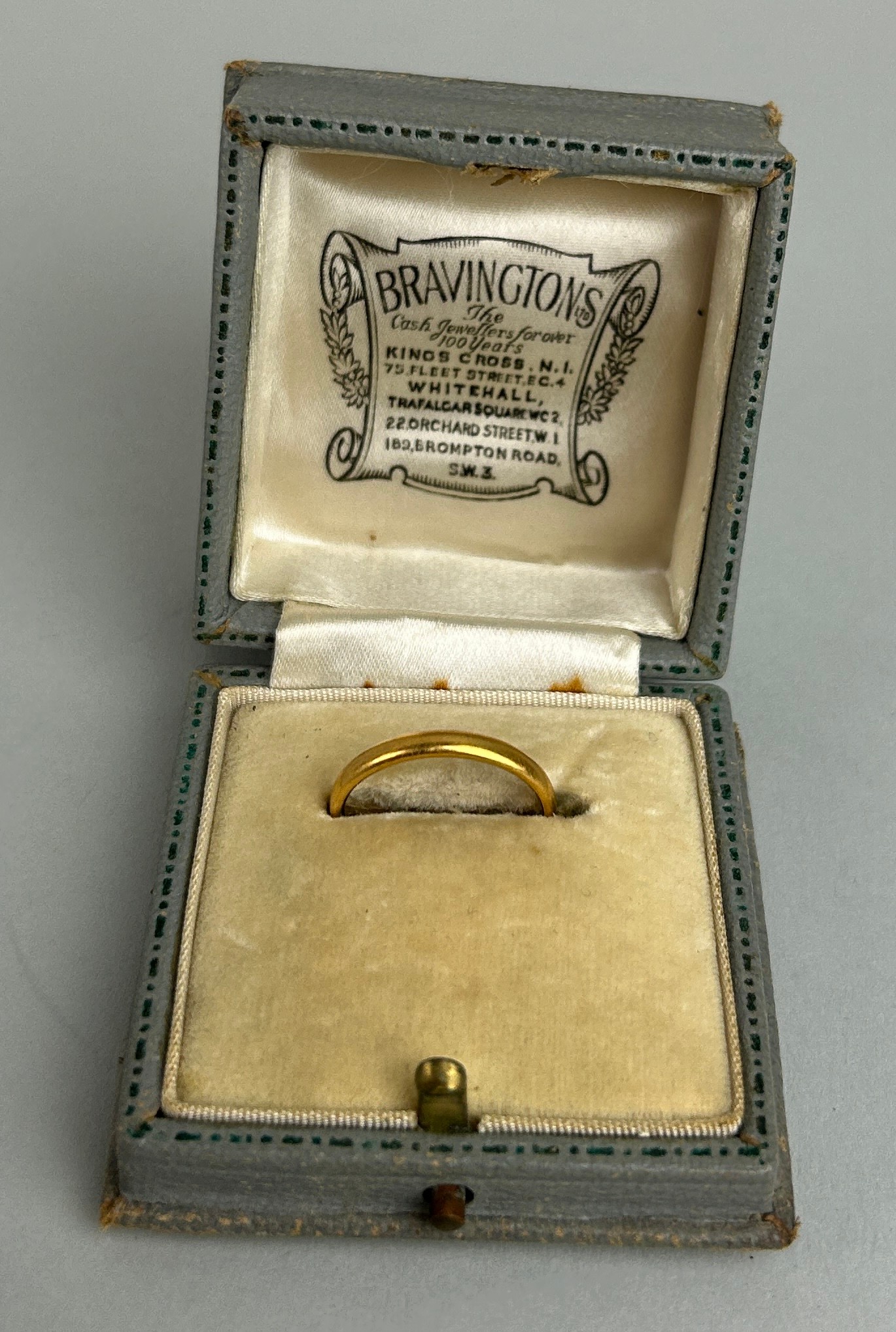 A 22CT GOLD WEDDING BAND, Weigh 2.6gms In antique box.