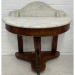 A VICTORIAN WASH STAND WITH MARBLE TOP RAISED ON LION PAW FOOT WITH CASTORS, 89cm x 89cm x 44cm