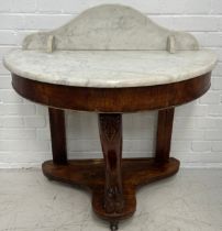 A VICTORIAN WASH STAND WITH MARBLE TOP RAISED ON LION PAW FOOT WITH CASTORS, 89cm x 89cm x 44cm