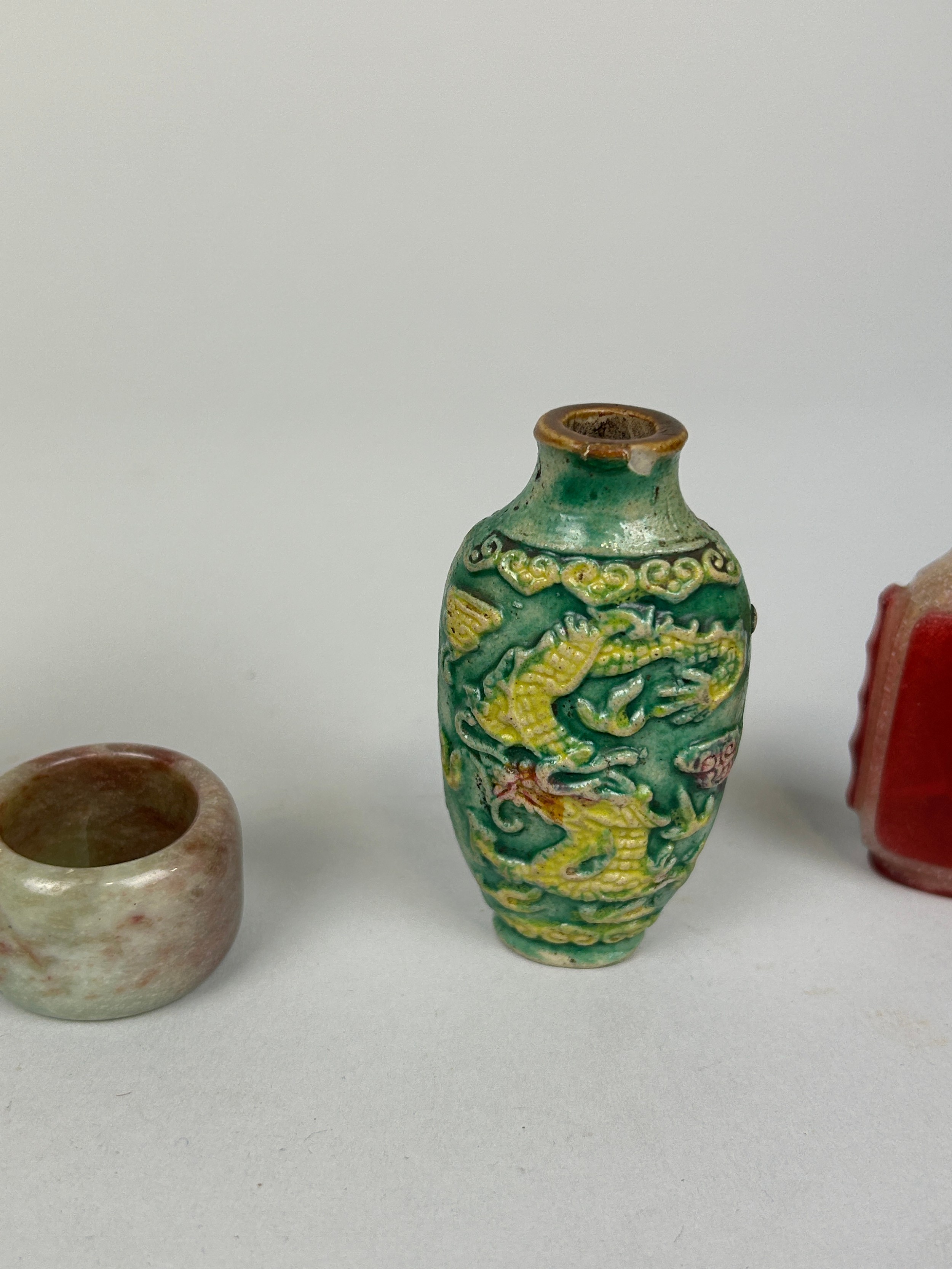 A COLLECTION OF CHINESE SNUFF BOTTLES AND JADE (6) - Image 3 of 4
