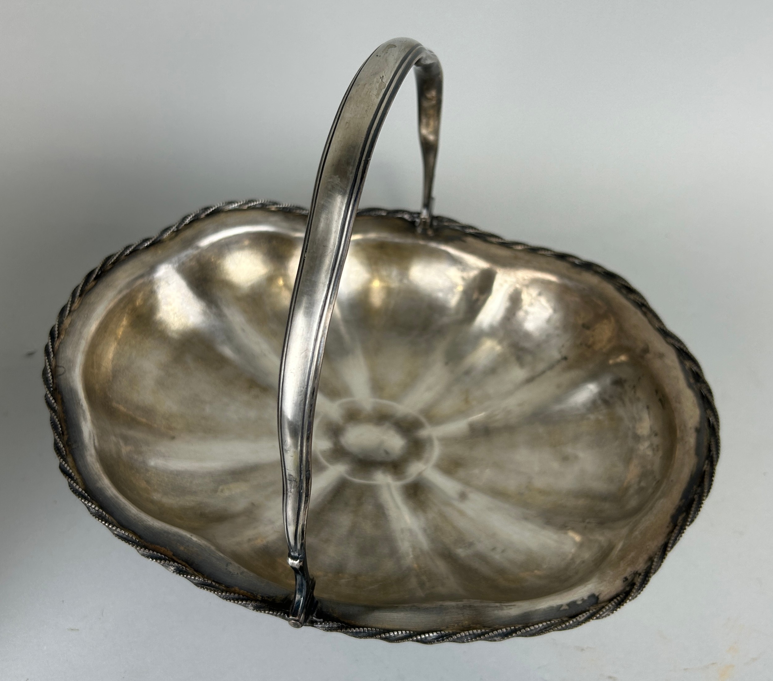 A FOREIGN SILVER BASKET, Stamped 84. Weight 611gms 29cm x 23cm x 11cm - Image 2 of 4