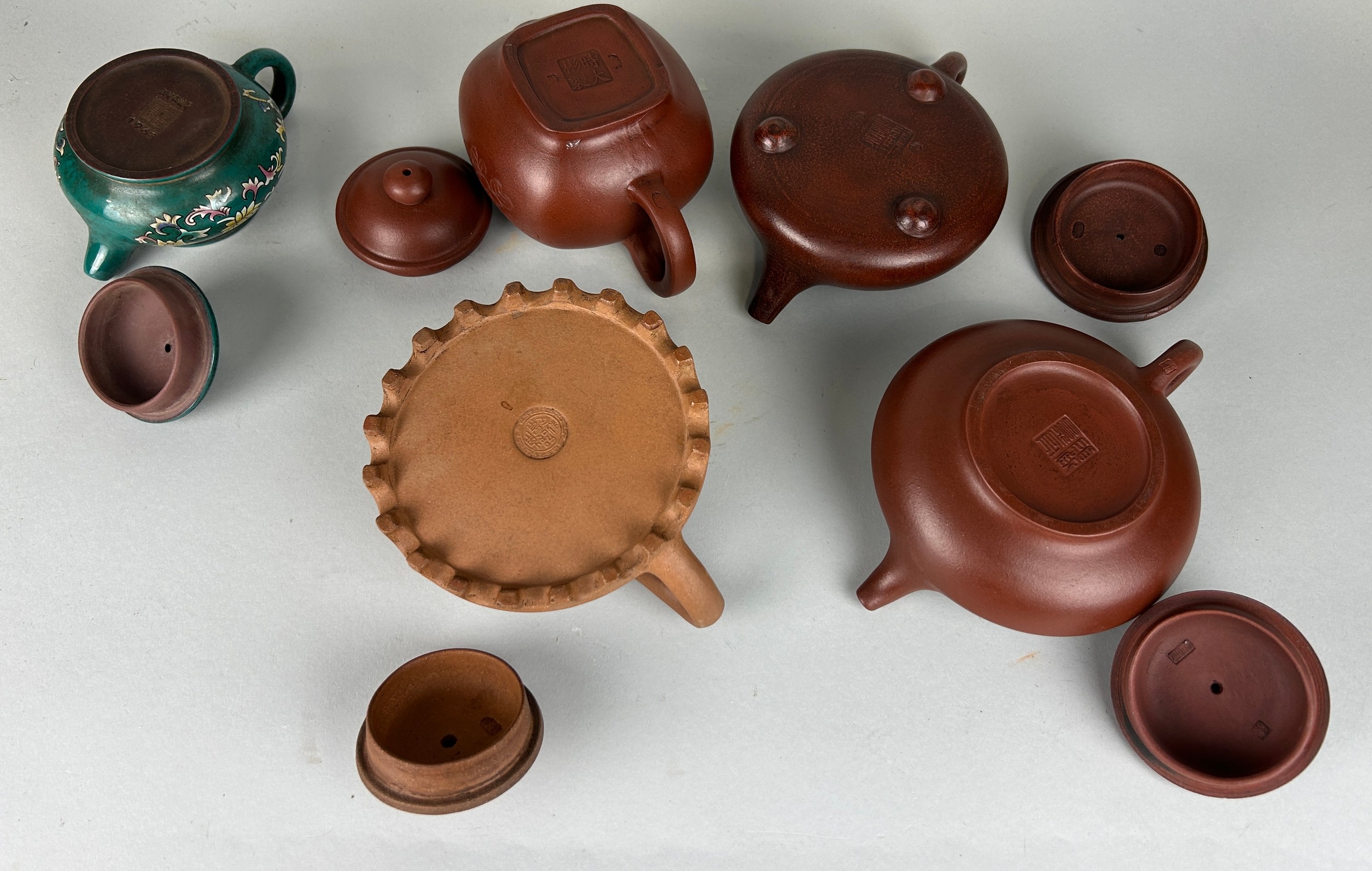 A COLLECTION OF CHINESE YIXING CLAY TEA POTS AND COVERS (5) All with seal marks to verso. Largest - Image 5 of 5